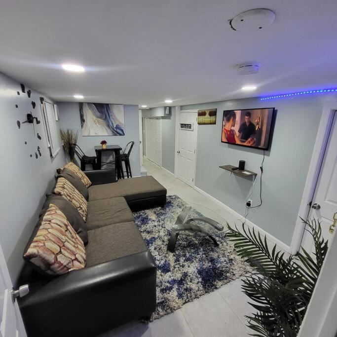 Homely 3 Bedroom Unit Newark