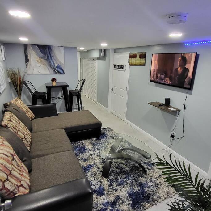Homely 3 Bedroom Unit Apartment Newark