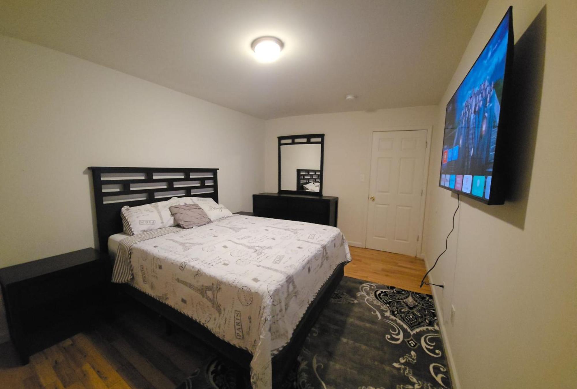 Travelers' Delight In City Apartment Newark