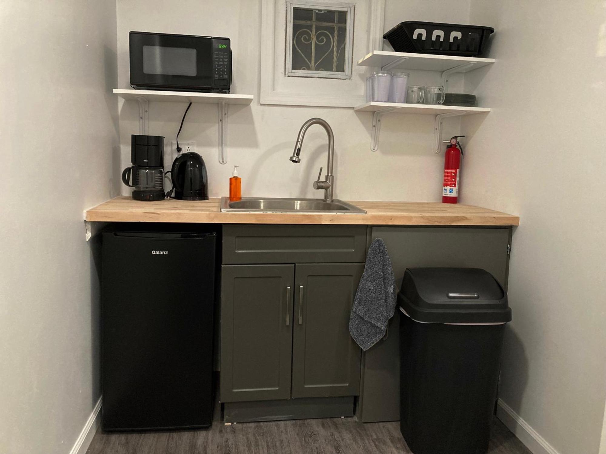 Modern Ironbound With Kitchen-fasttraintonyc-onestoptoairport