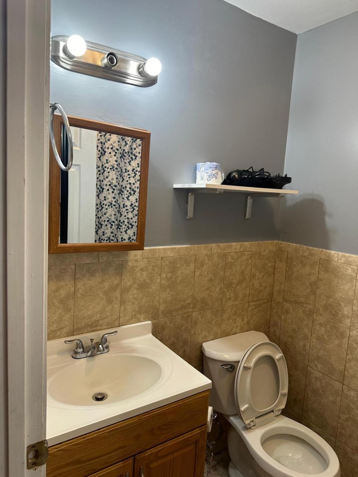 Divine 65 Sherman 6mins To Airport And 4mins To Penn Station Guest house Newark