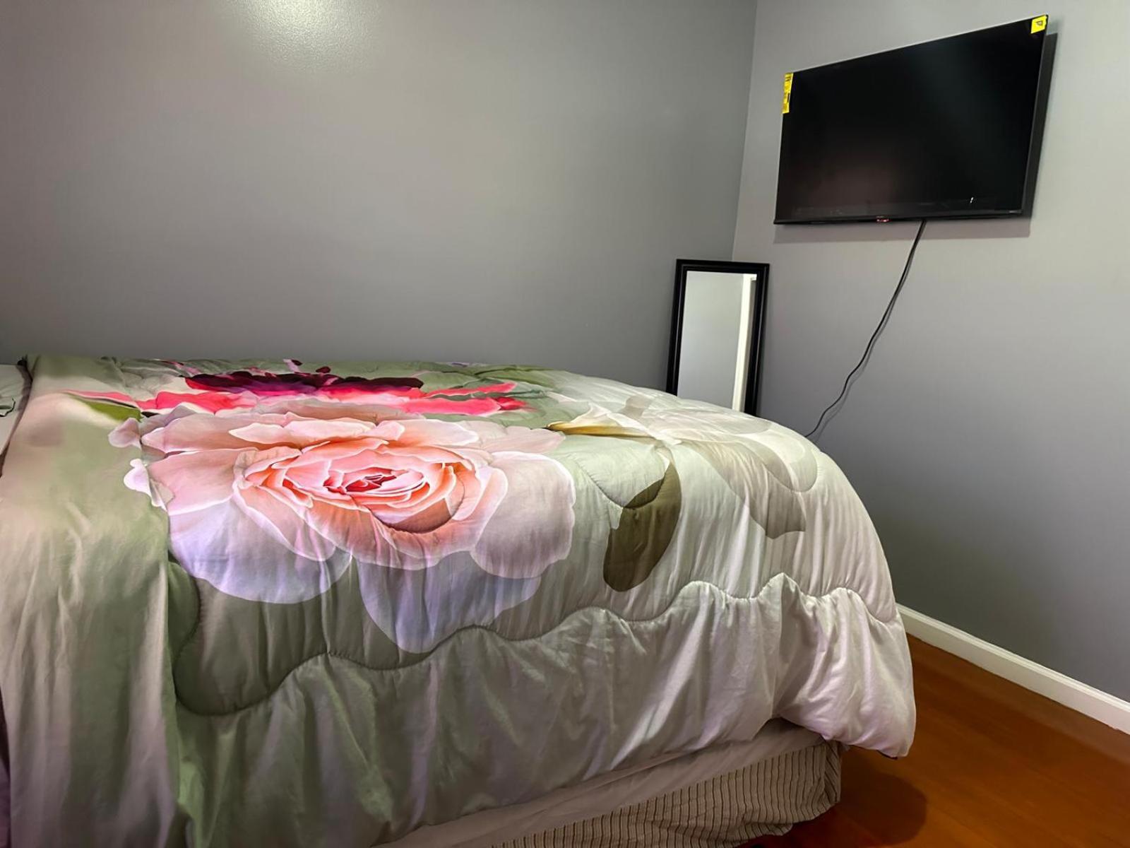 Divine 65 Sherman 6mins To Airport And 4mins To Penn Station Guest house