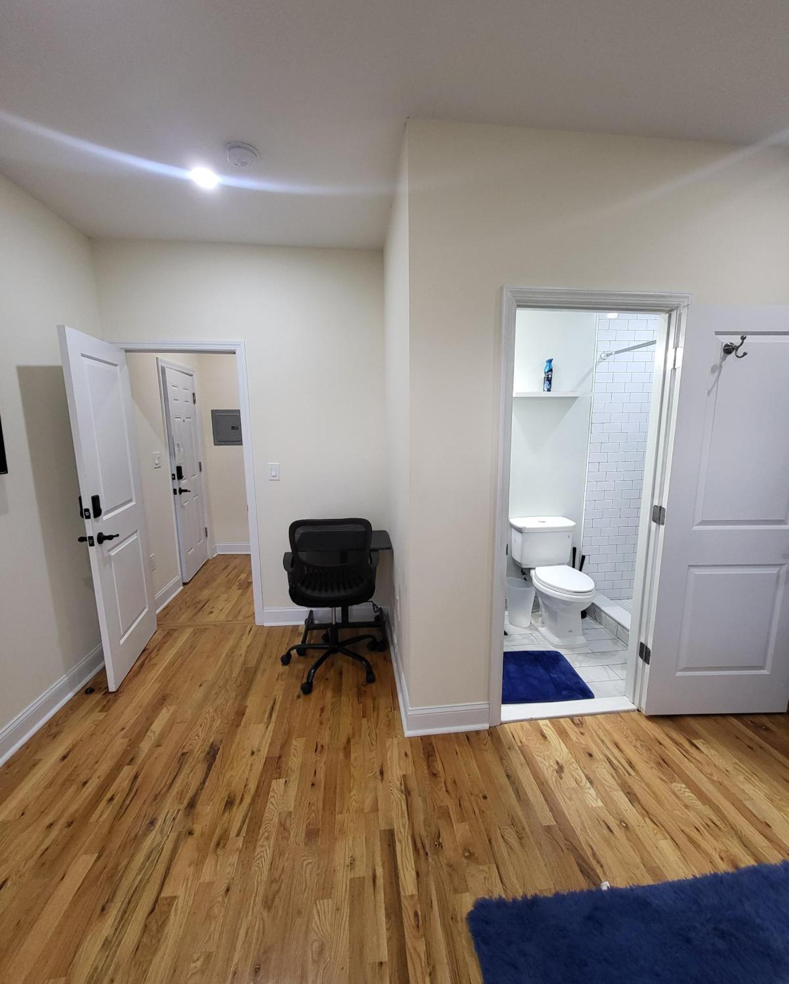 Ooohlala! 2 Beds And 2 Full Baths W/free Parking Apartment Newark