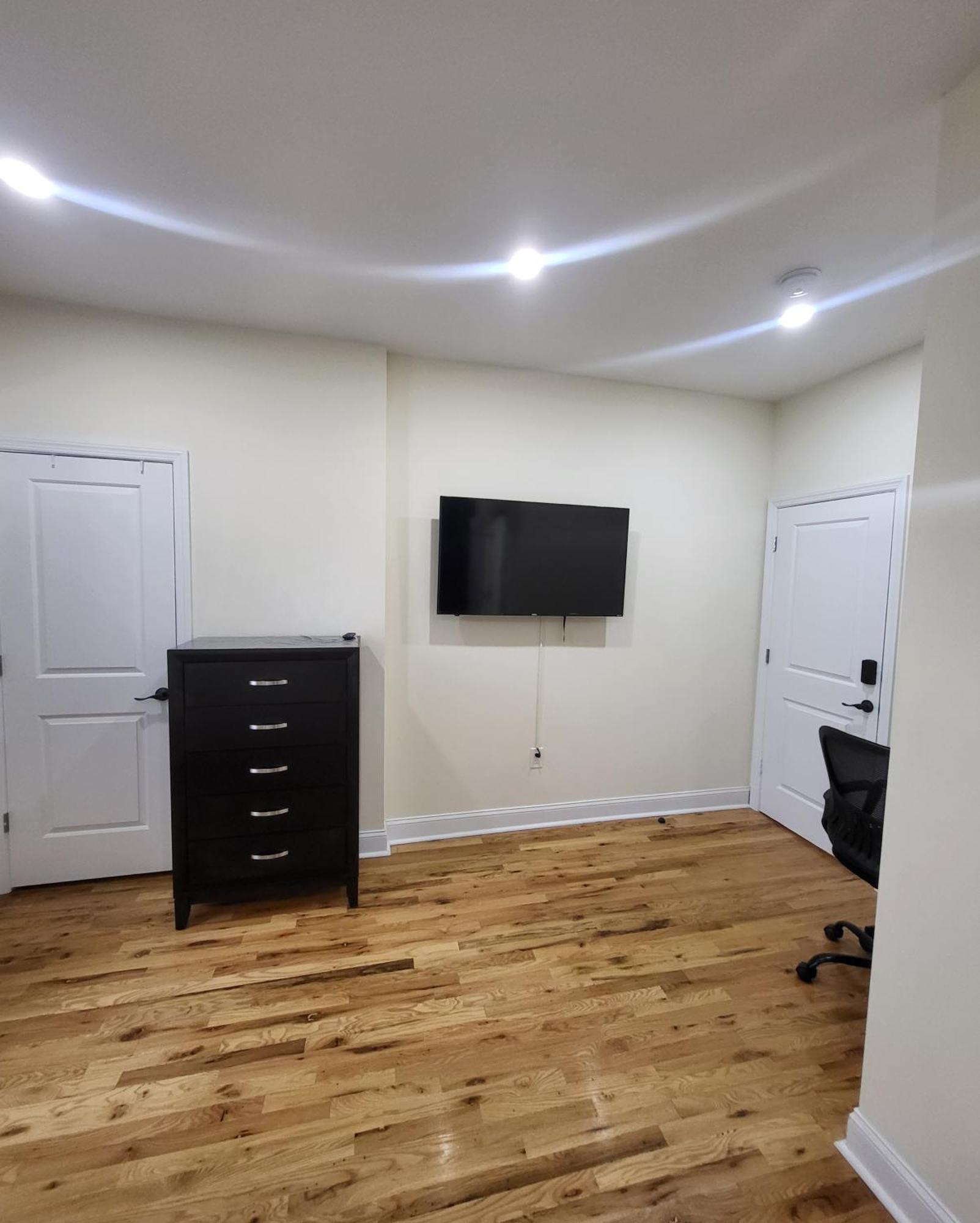 Apartment Ooohlala! 2 Beds And 2 Full Baths W/free Parking Newark