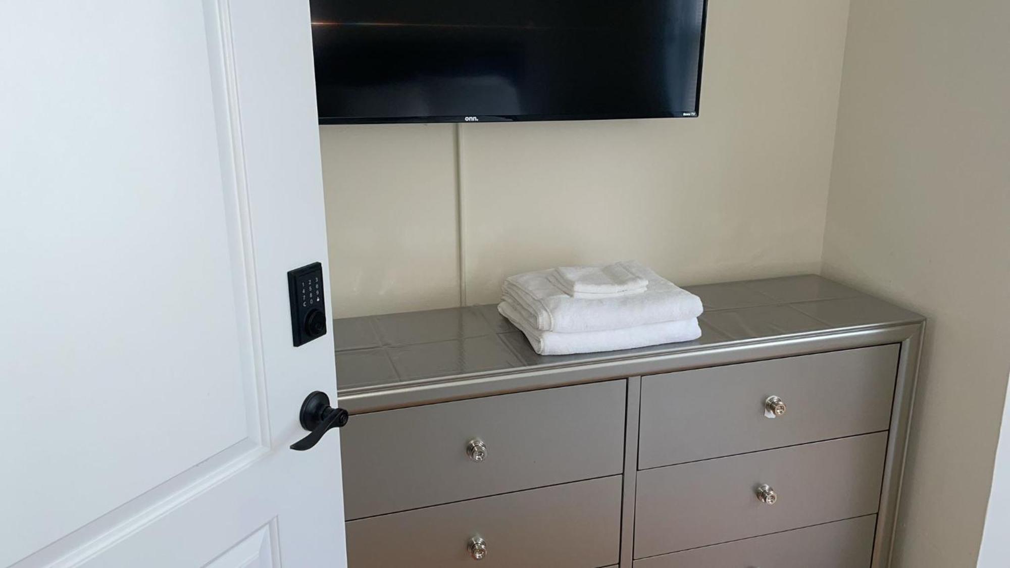 Ooohlala! 2 Beds And 2 Full Baths W/free Parking *