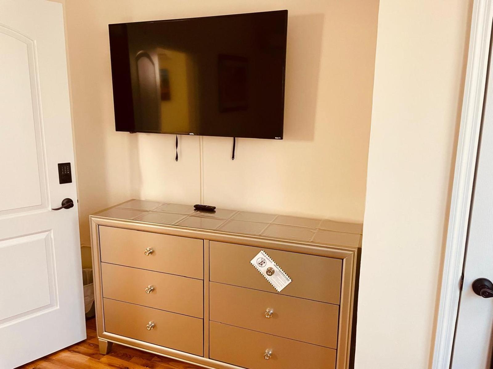 Ooohlala! 2 Beds And 2 Full Baths W/free Parking