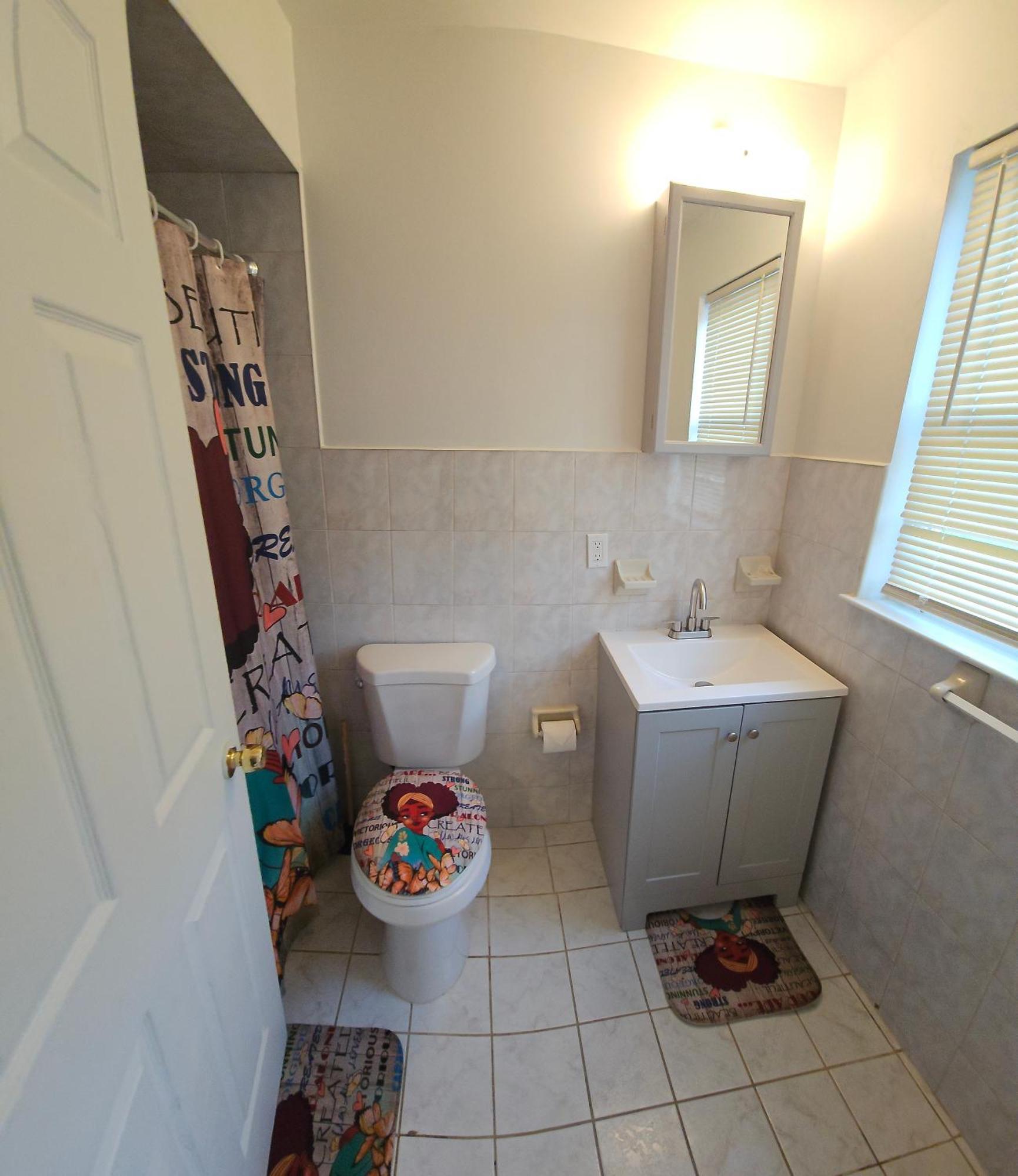 Bugo's With Private Bathroom * Newark