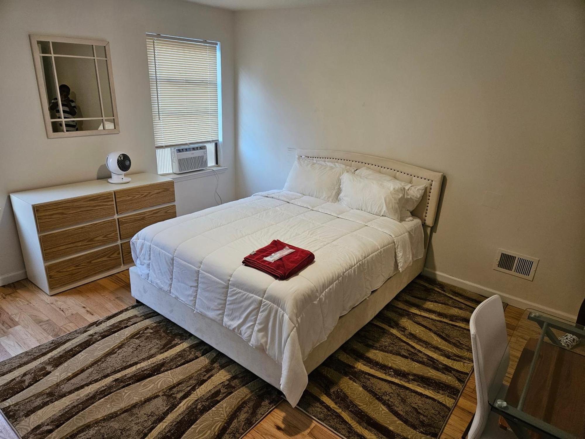Bugo's With Private Bathroom Newark