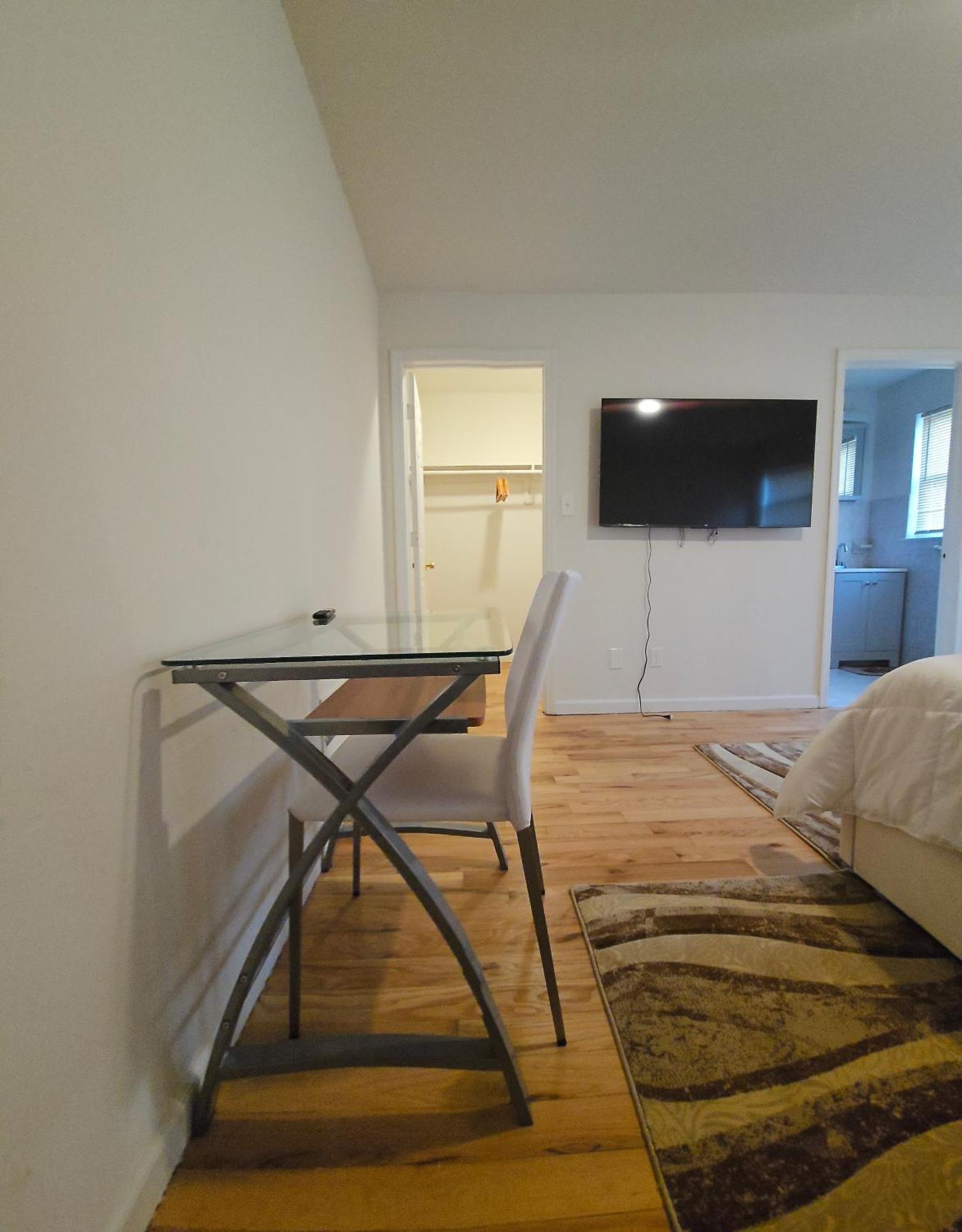 Bugo's With Private Bathroom Newark