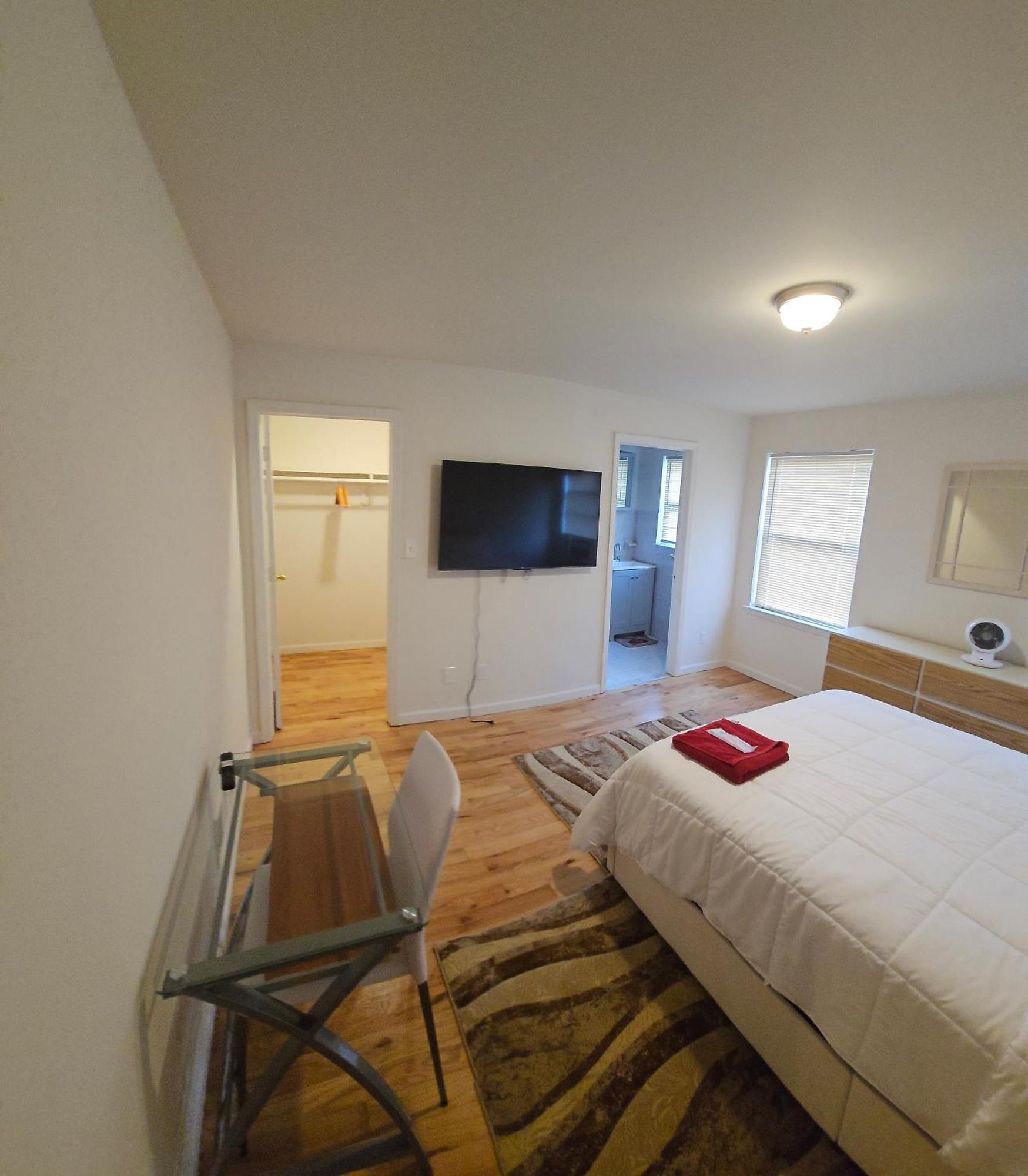 Bugo's With Private Bathroom Apartment