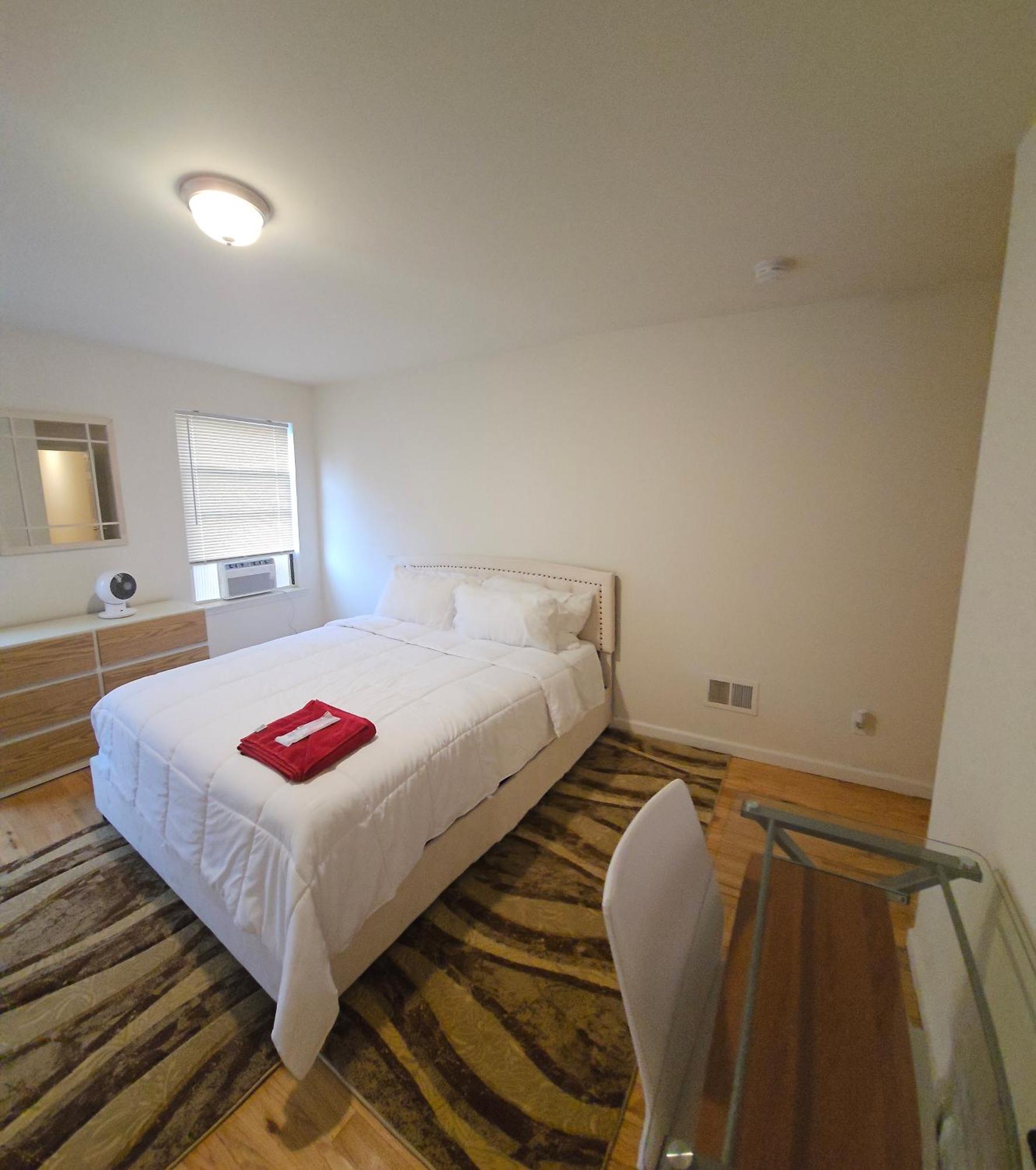 Bugo's With Private Bathroom * Newark