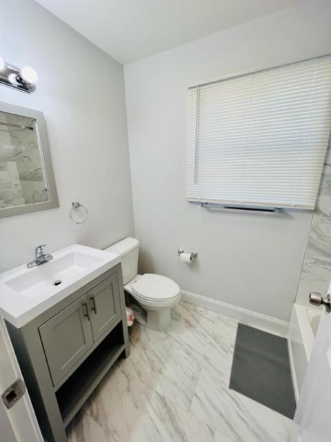 Lovely 1 Bed Ez Access To Ny *