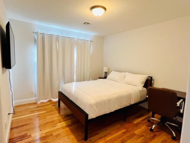 Lovely 1 Bed Ez Access To Ny Apartment *