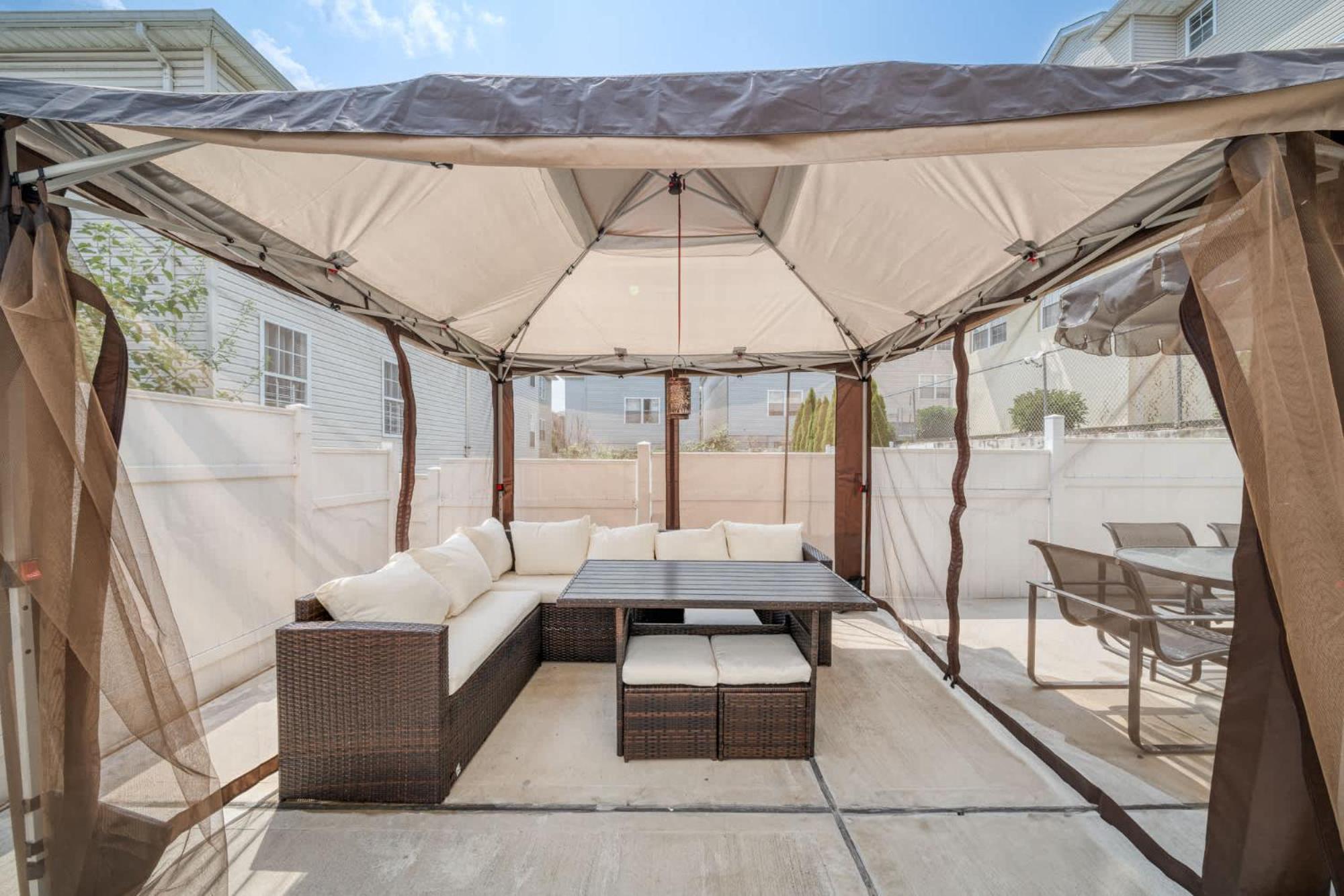 Gem Ruby 3br, 3ba - Sleeps 12 - Walk To Prudential Center And Penn Station, Near Ewr And American Dream Mall, Includes Parking - Wifi - Laundry - Backyard - Gym *