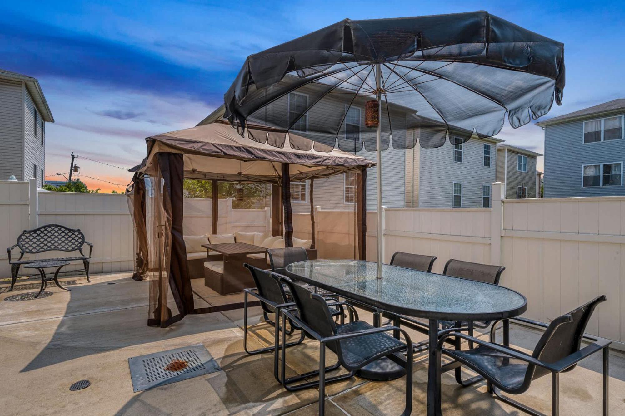 Gem Ruby 3br, 3ba - Sleeps 12 - Walk To Prudential Center And Penn Station, Near Ewr And American Dream Mall, Includes Parking - Wifi - Laundry - Backyard - Gym Newark