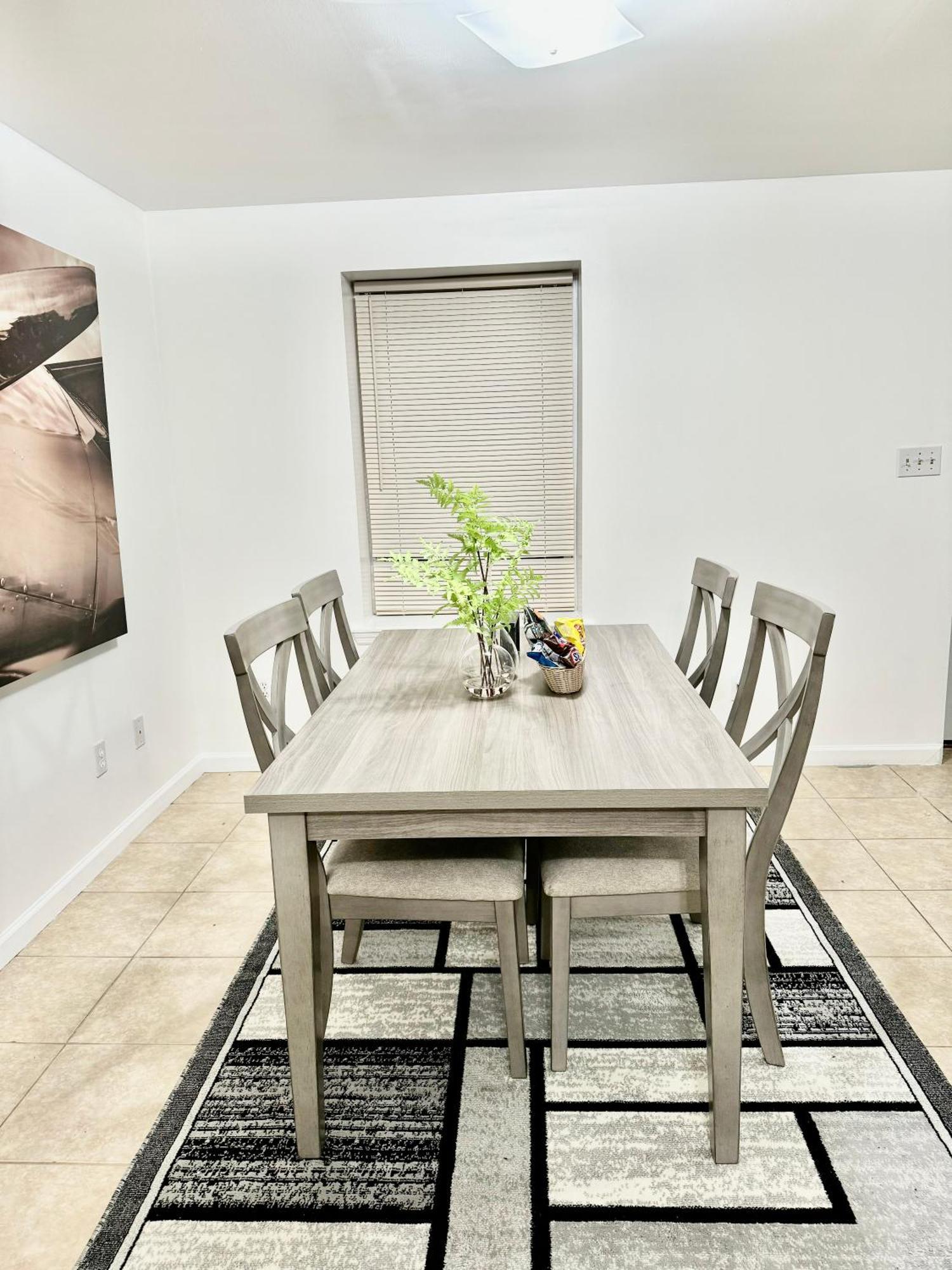 Cozy Evergreen By Airport Apartment *