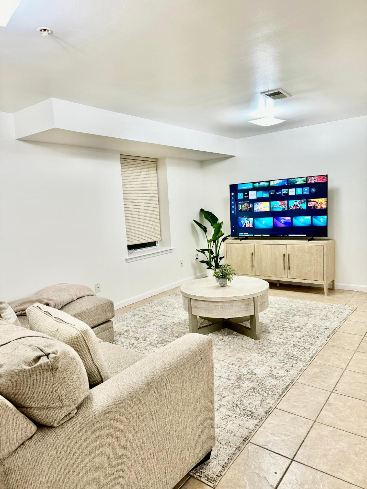 Cozy Evergreen By Airport Apartment