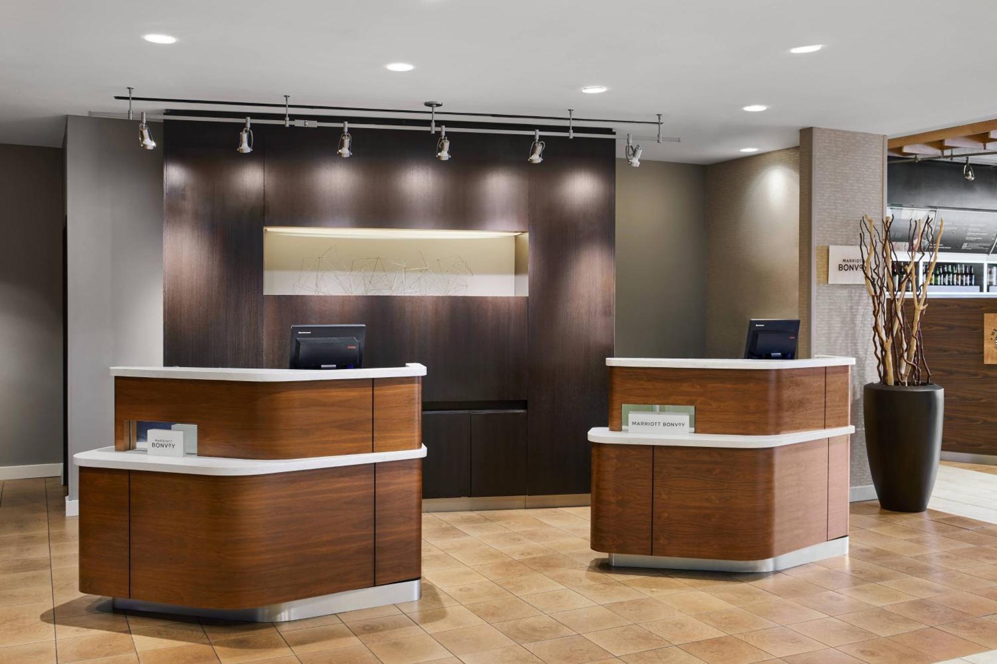 Courtyard By Marriott Downtown