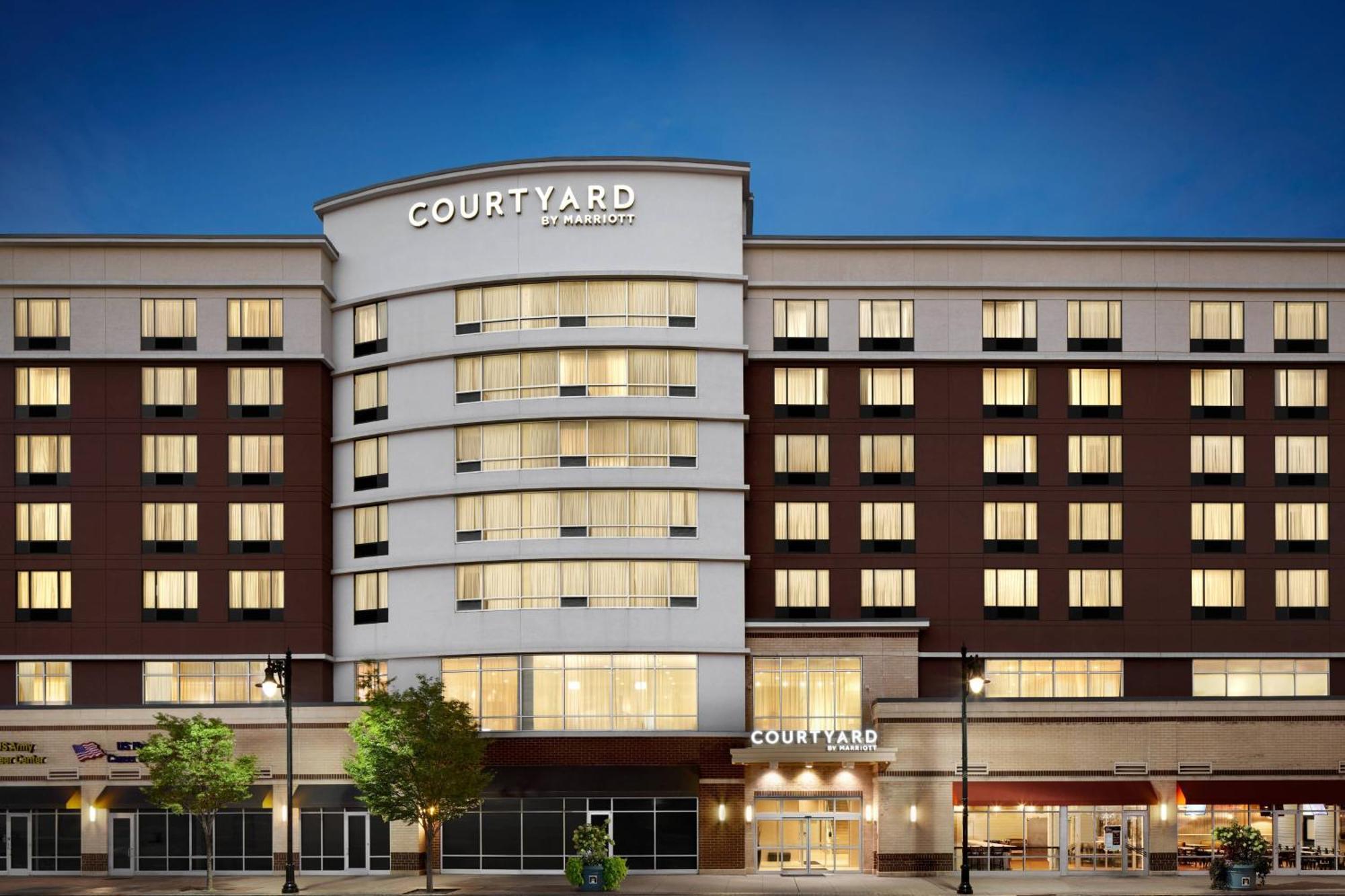 Courtyard By Marriott Downtown Hotel