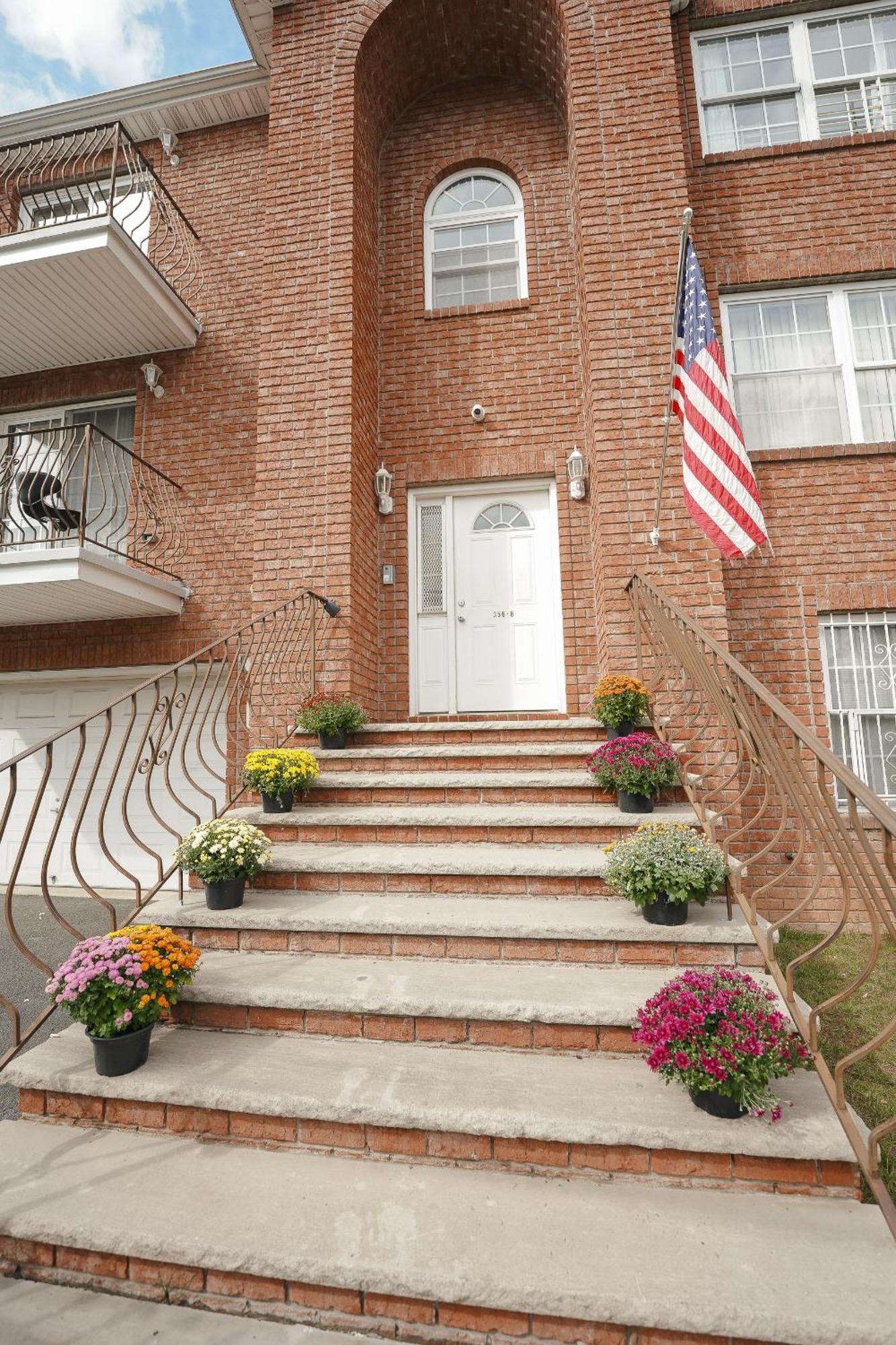 Liberty Gem Brick House - 3 Apartment *