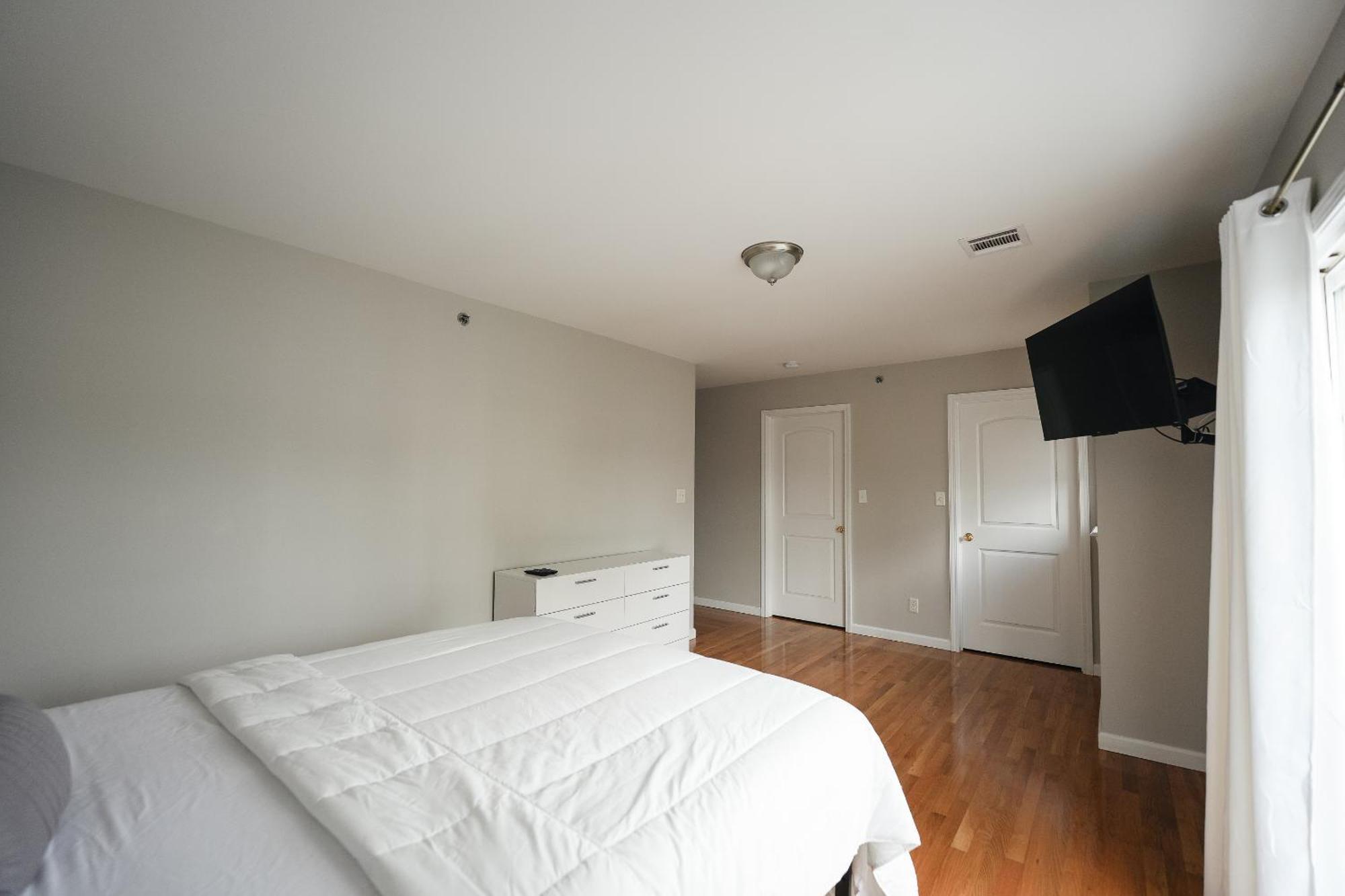 Liberty Gem Brick House - 3 Apartment *