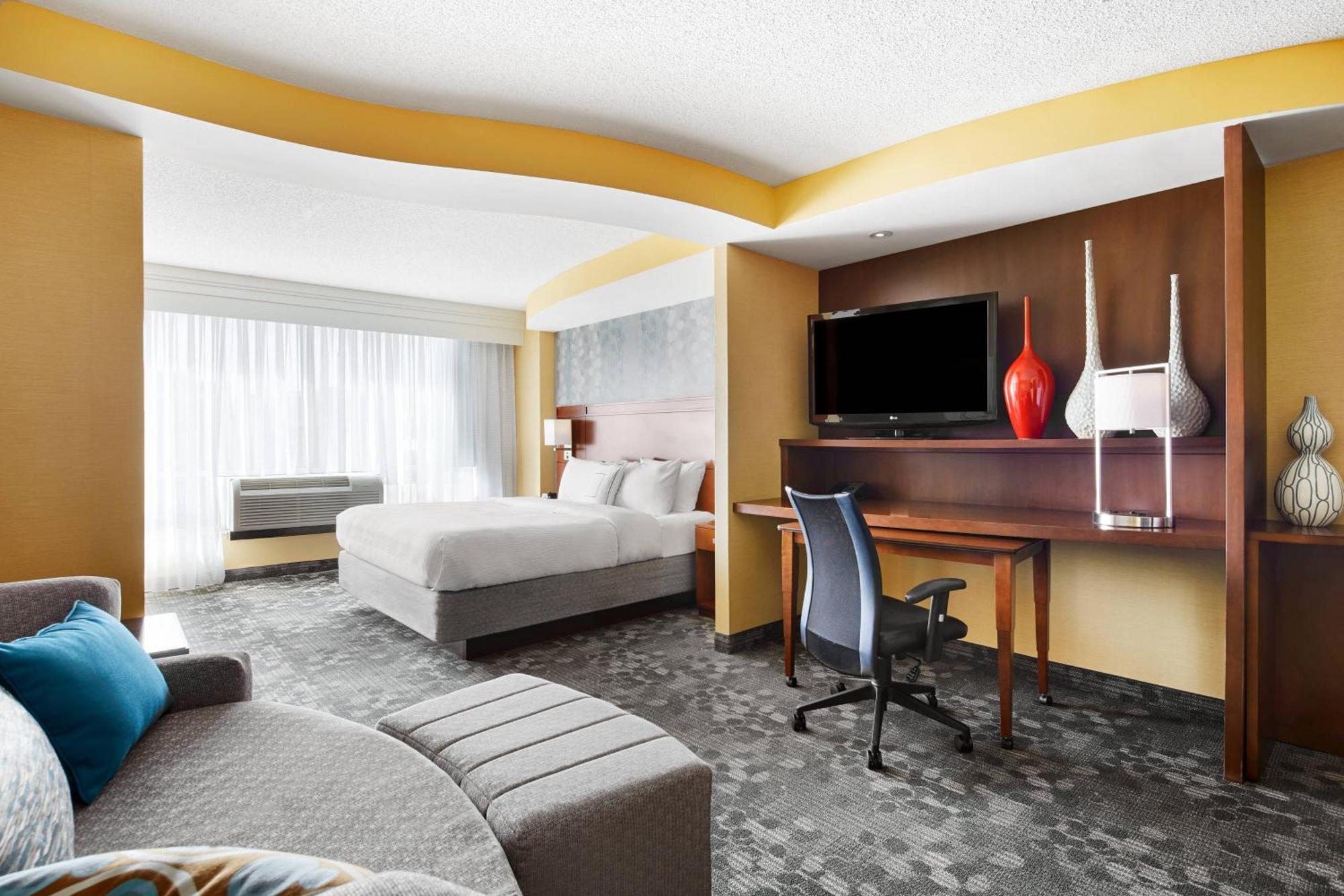 Courtyard By Marriott Downtown Hotel