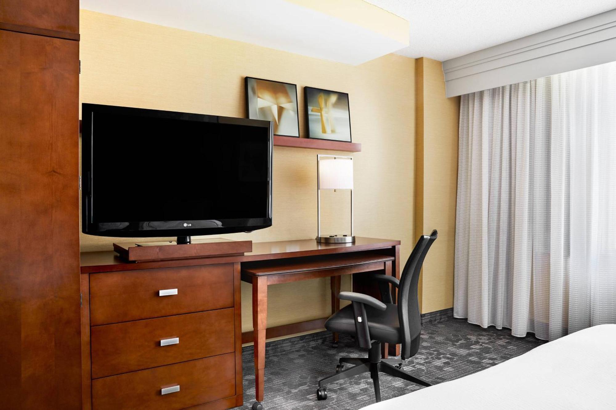 Courtyard By Marriott Downtown 3*