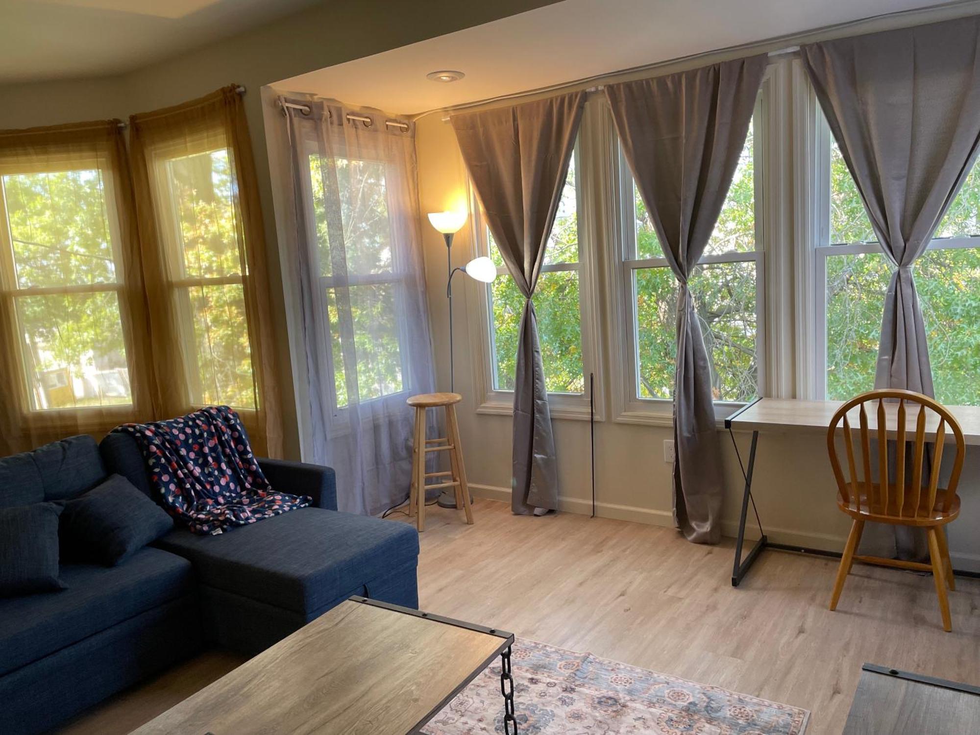 Bright, Sunny Apartment! * Newark