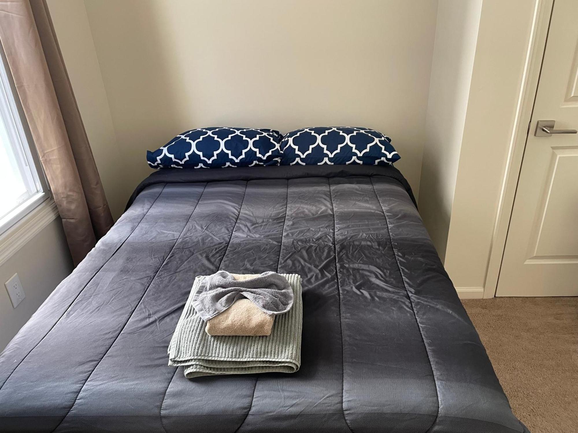 Bright, Sunny Apartment! Newark