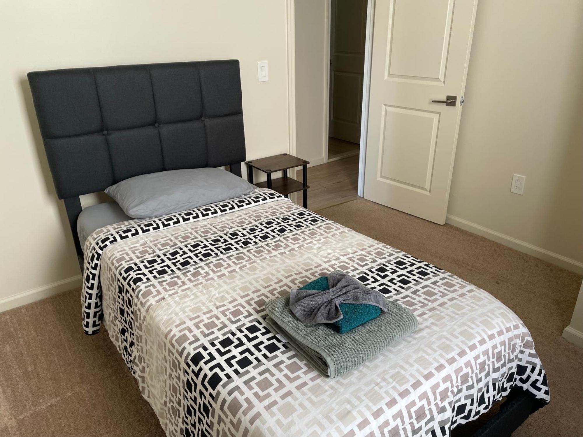 Bright, Sunny Apartment! Newark