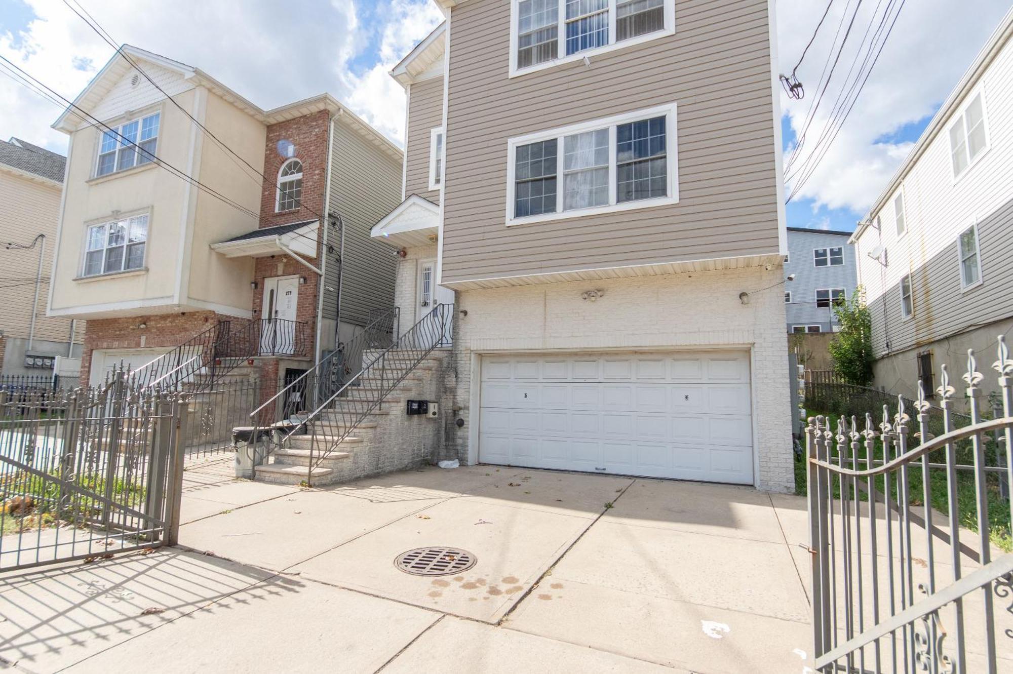 3-bedroom 5 Miles Airport Apartment