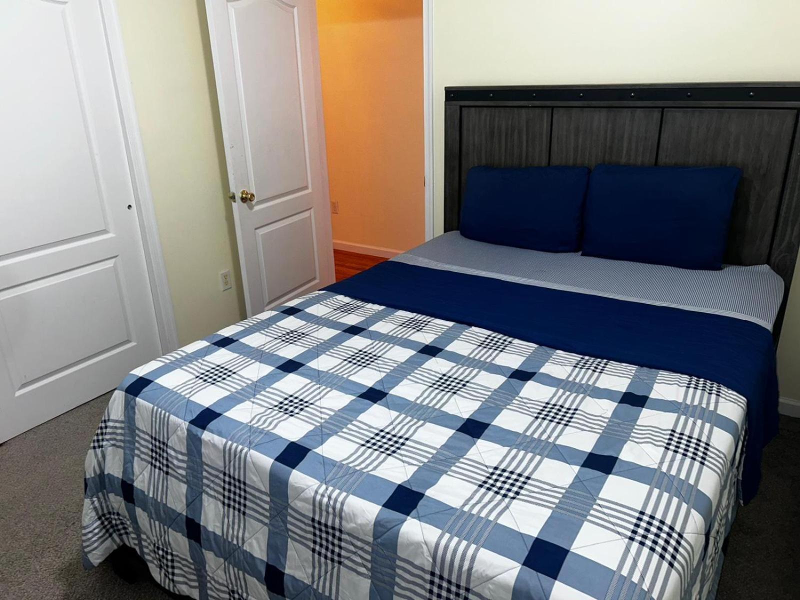 3-bedroom 5 Miles Airport Apartment *
