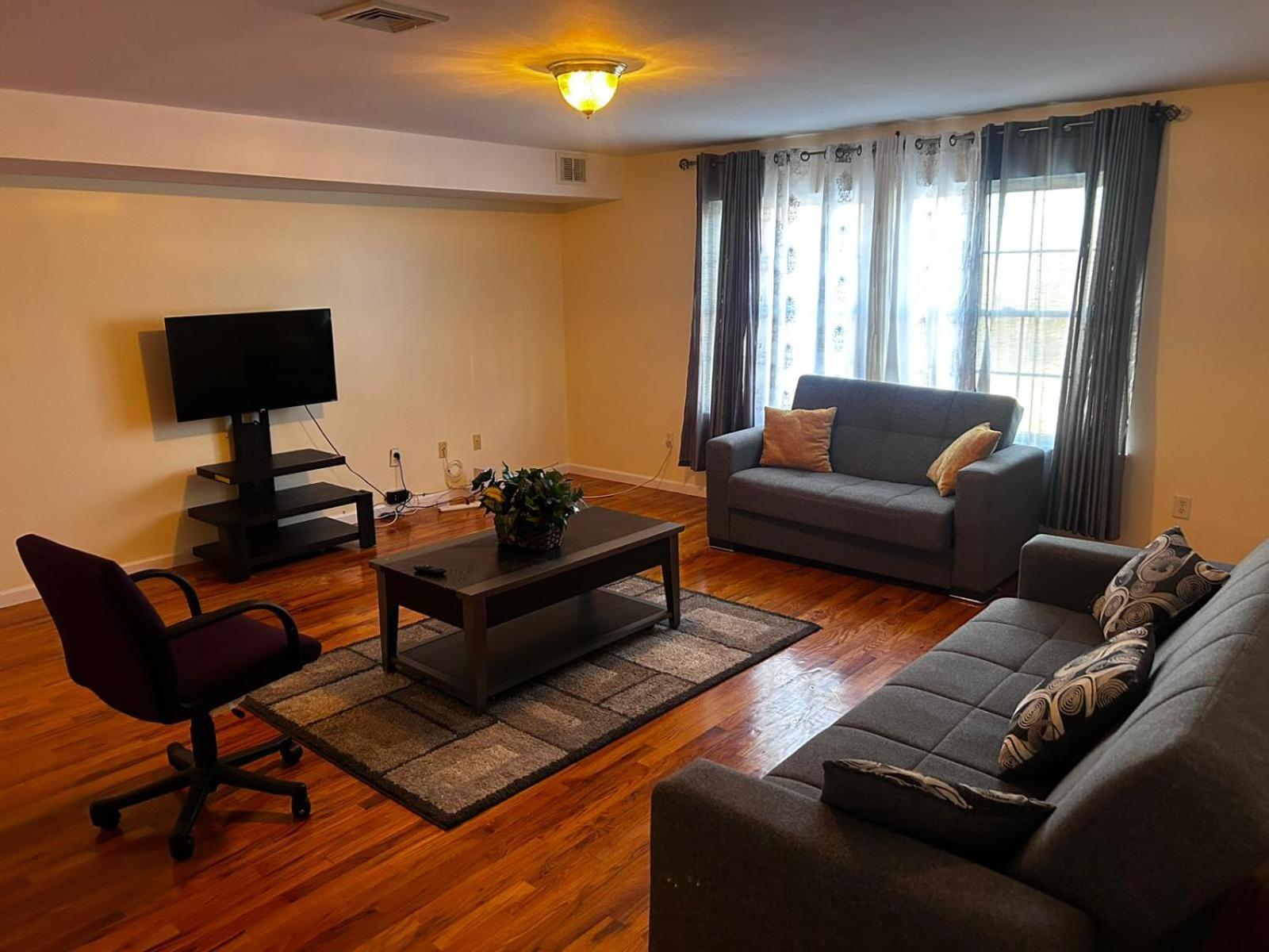 3-bedroom 5 Miles Airport Apartment *