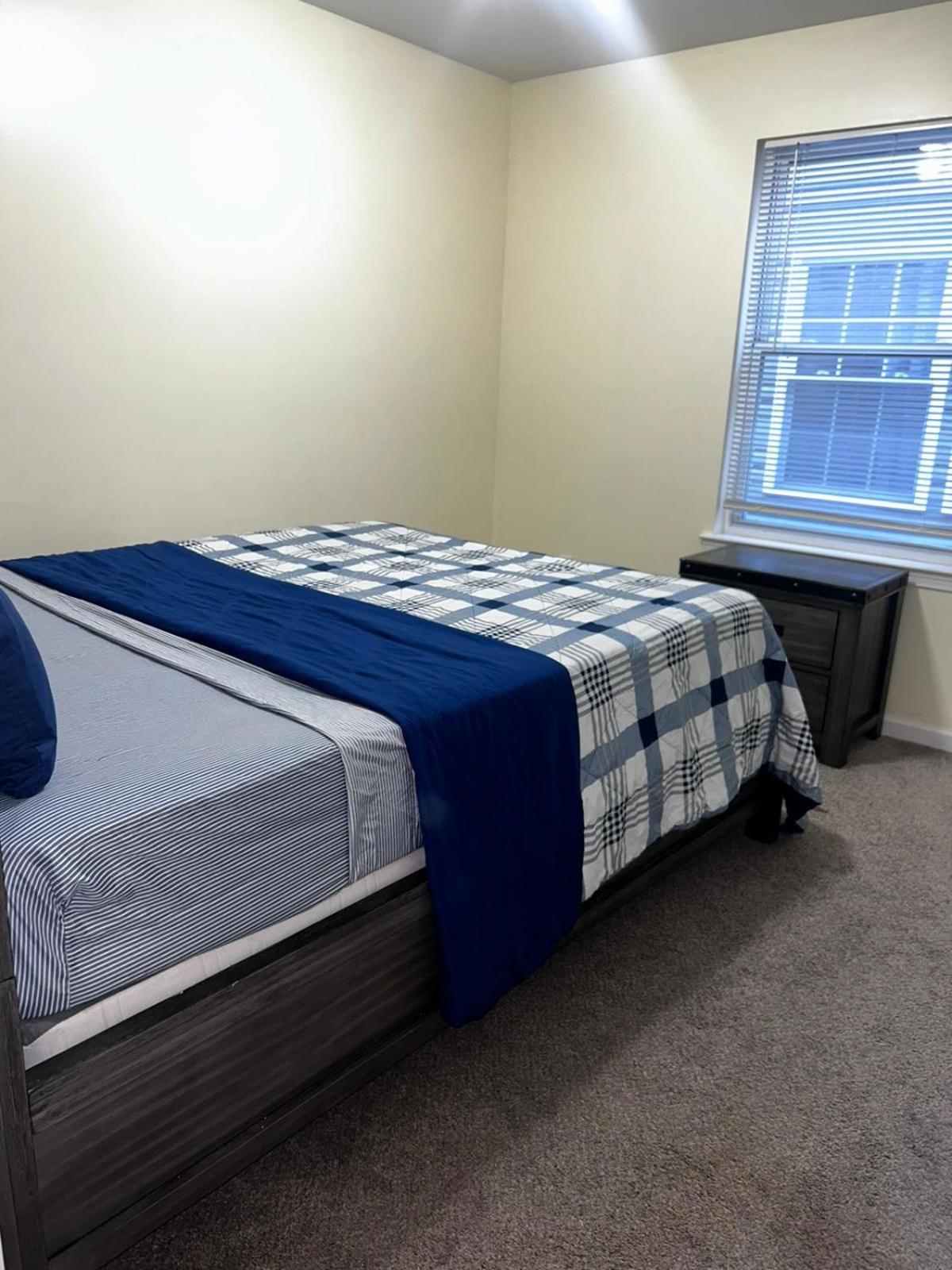 3-bedroom 5 Miles Airport Apartment Newark
