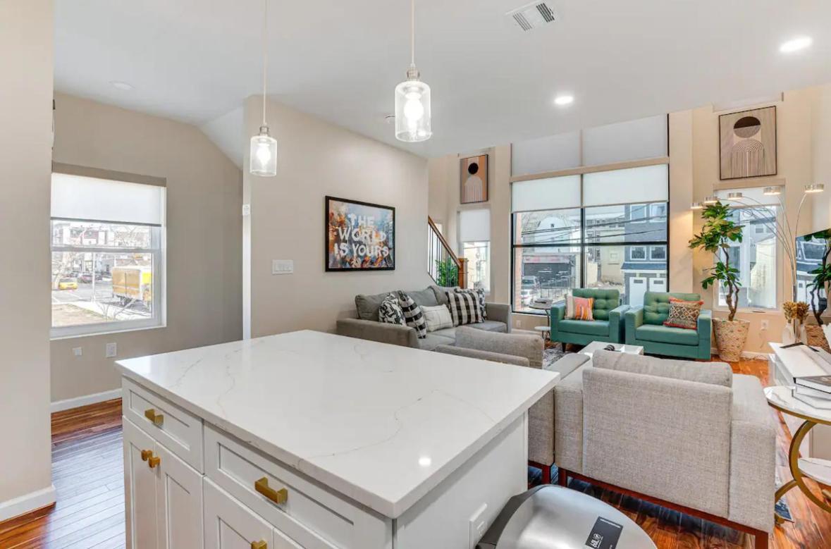 Townhouse - Urban Living With Rooftop Deck! Holiday home