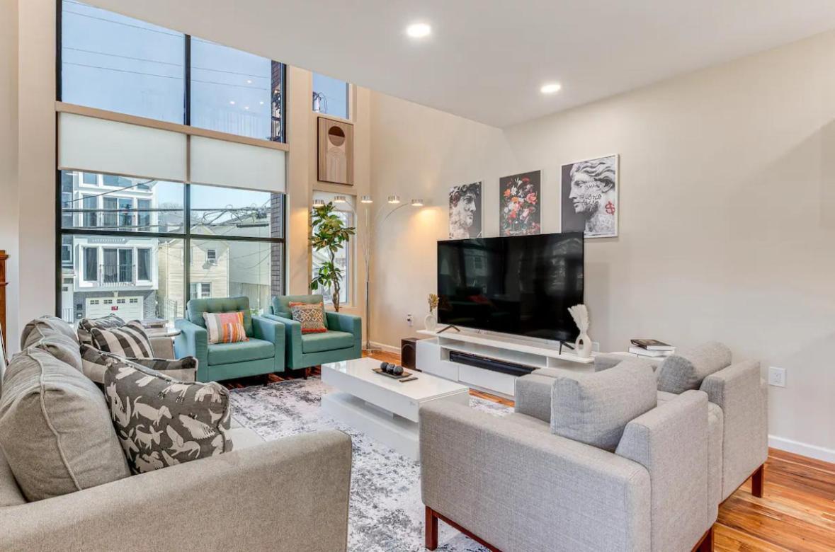 Townhouse - Urban Living With Rooftop Deck! Holiday home Newark