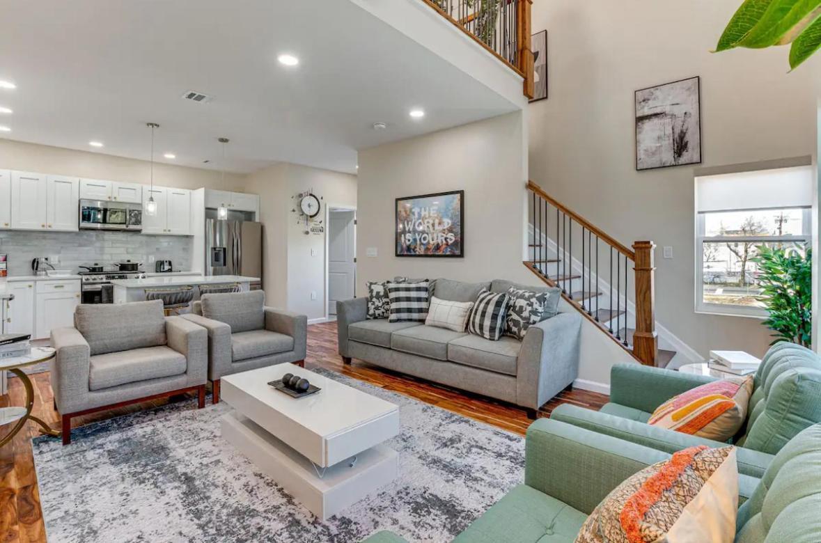 Townhouse - Urban Living With Rooftop Deck! Holiday home