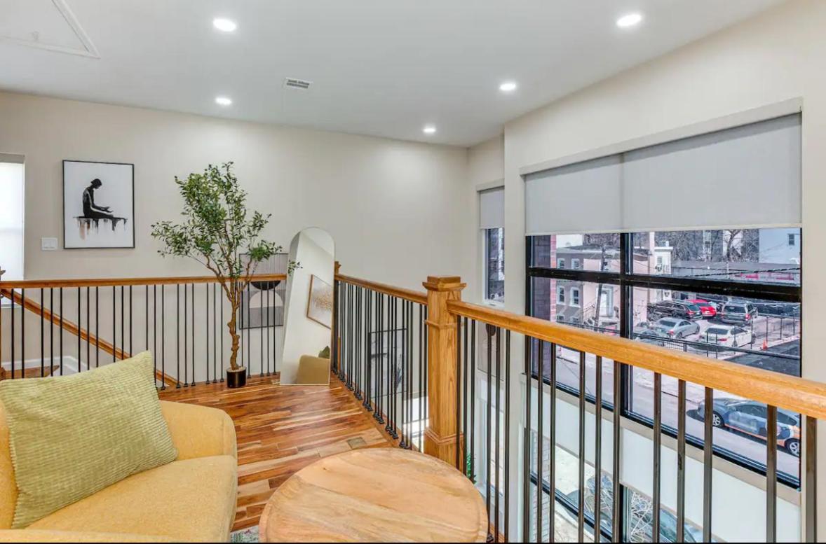 Townhouse - Urban Living With Rooftop Deck! *