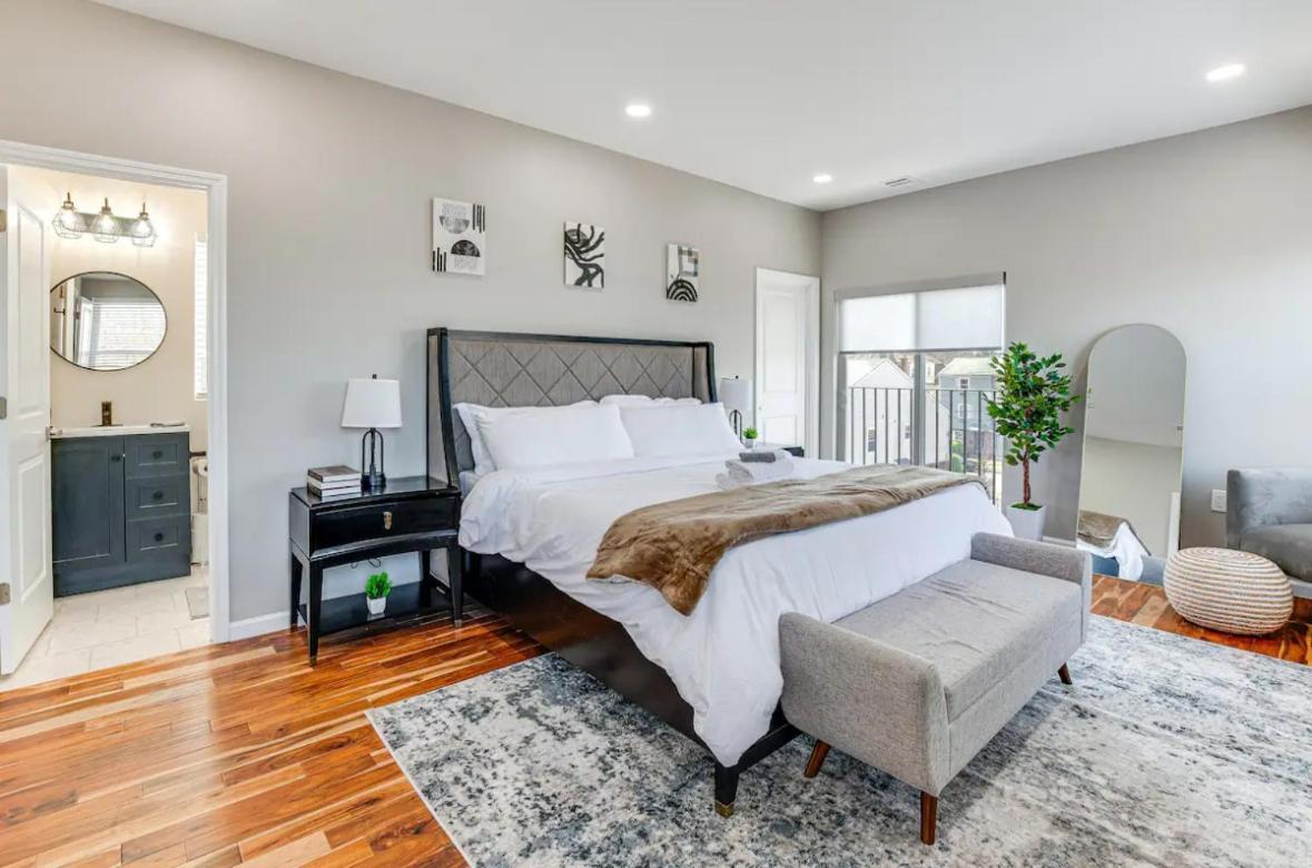 Holiday home Townhouse - Urban Living With Rooftop Deck!