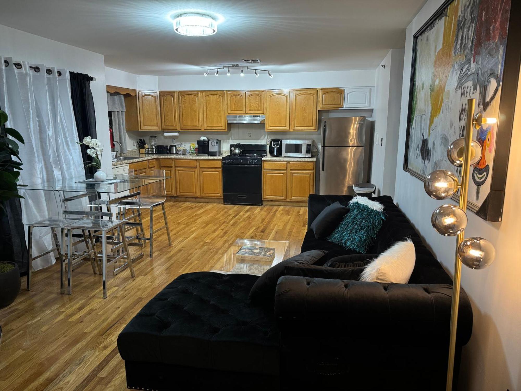 Apartment 4brm In 3fam House, Newark