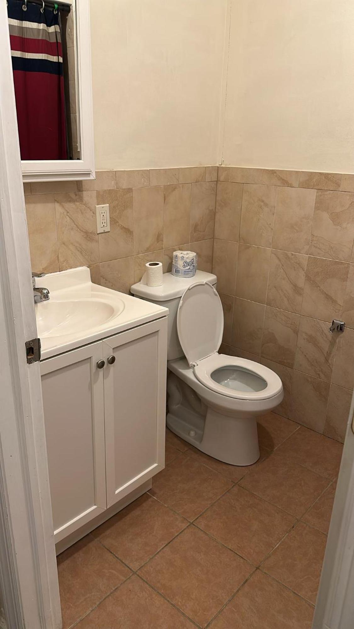 Divine And 67 Sherman 5mins To Ewr Airport And 4mins To Penn Station Newark, 20mins To New York Guest house