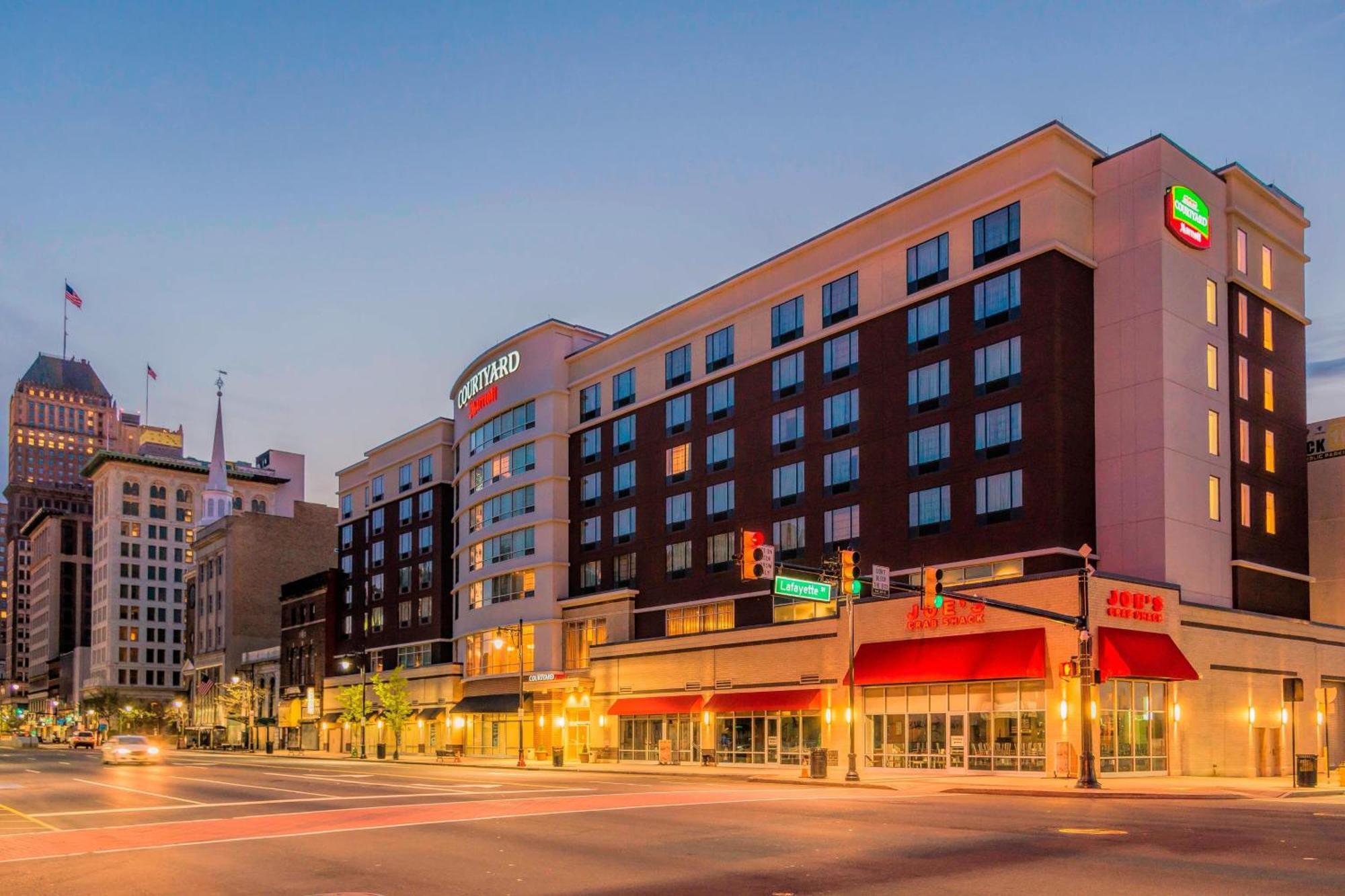 Courtyard By Marriott Downtown