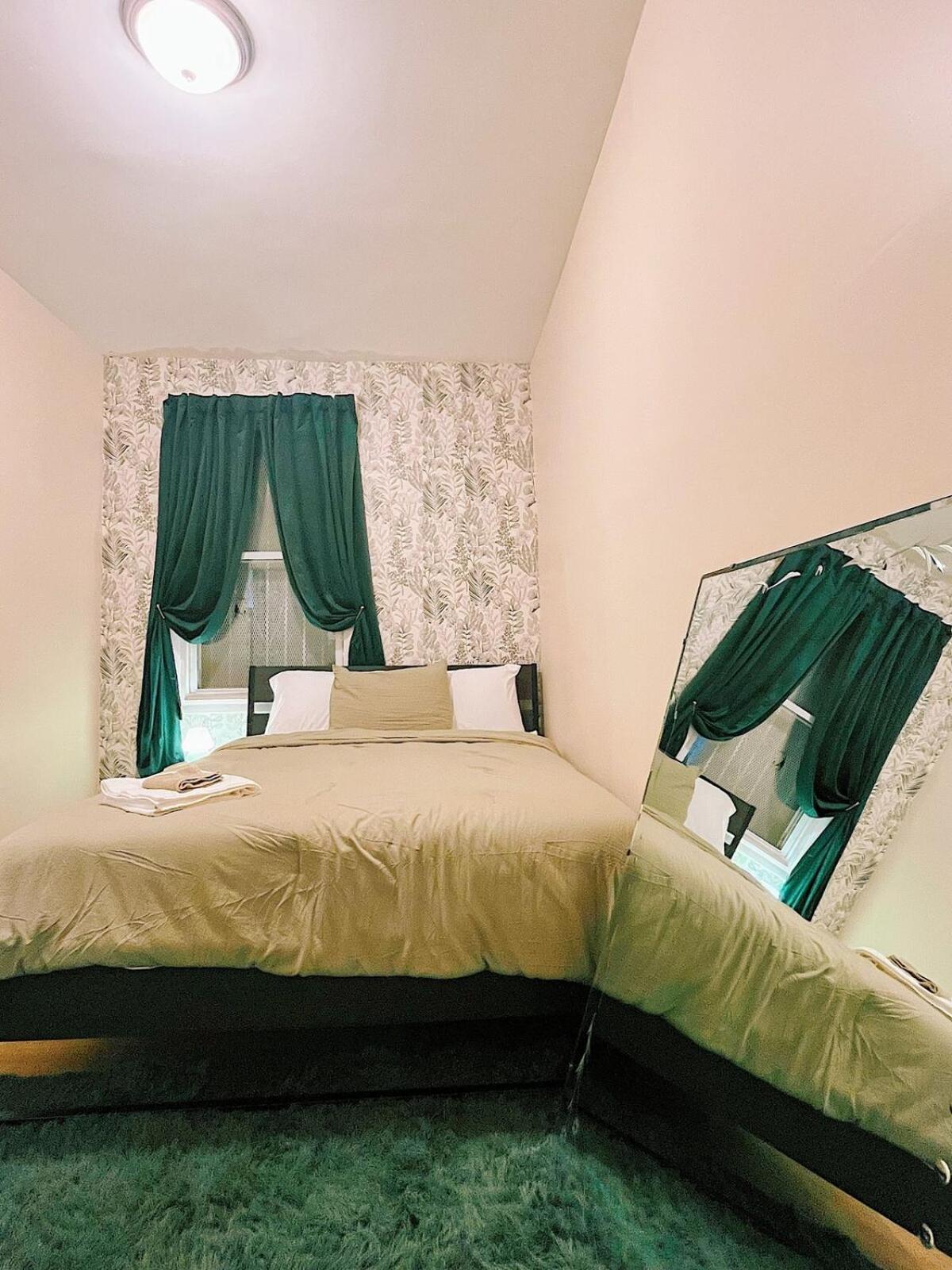 3 Bdrm Stay! Trippy King By Dwtwn Nwk *