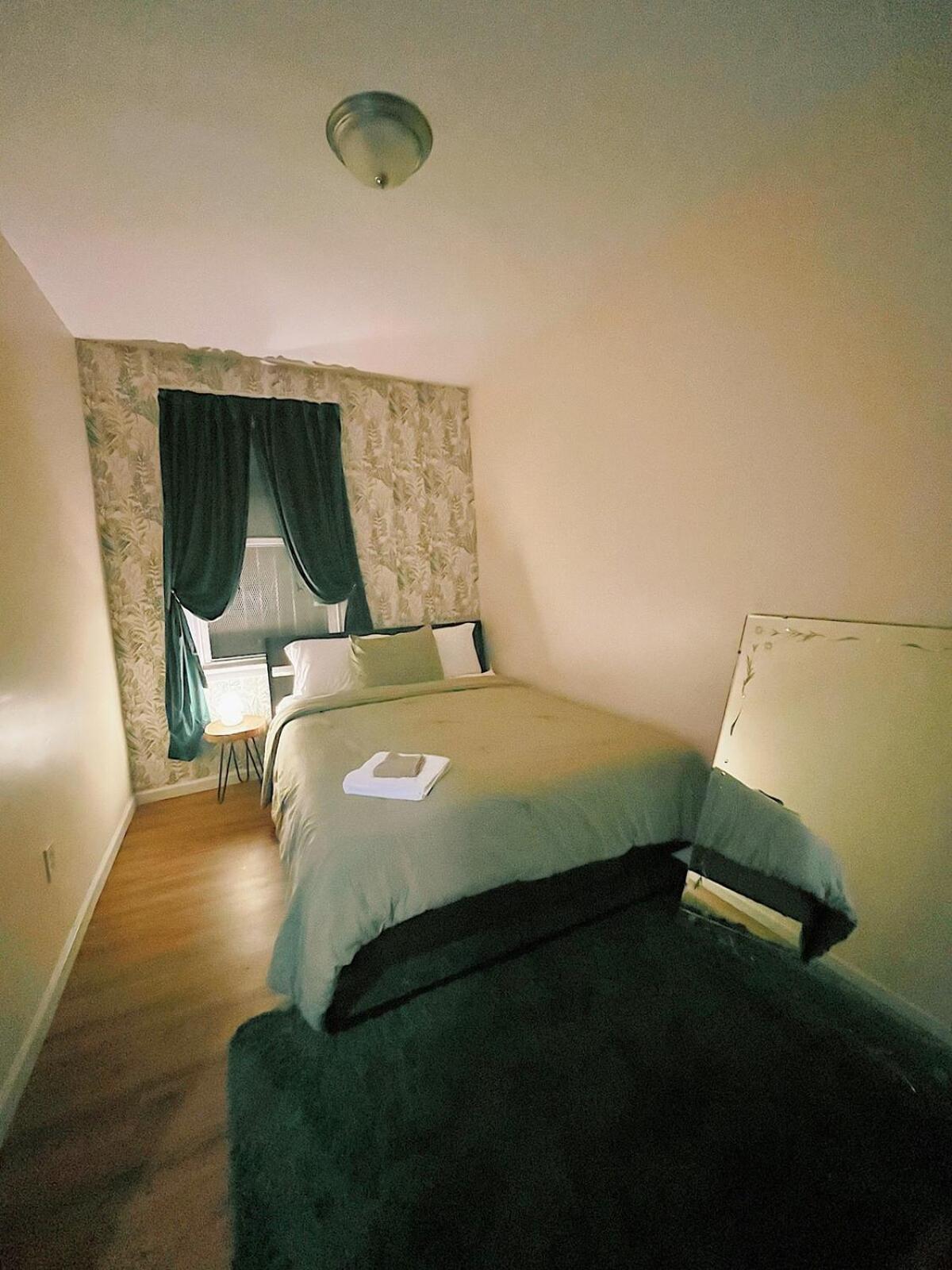 3 Bdrm Stay! Trippy King By Dwtwn Nwk * Newark