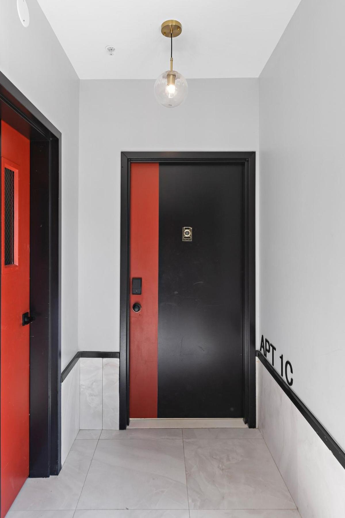 4 Near Downtown Apartment *