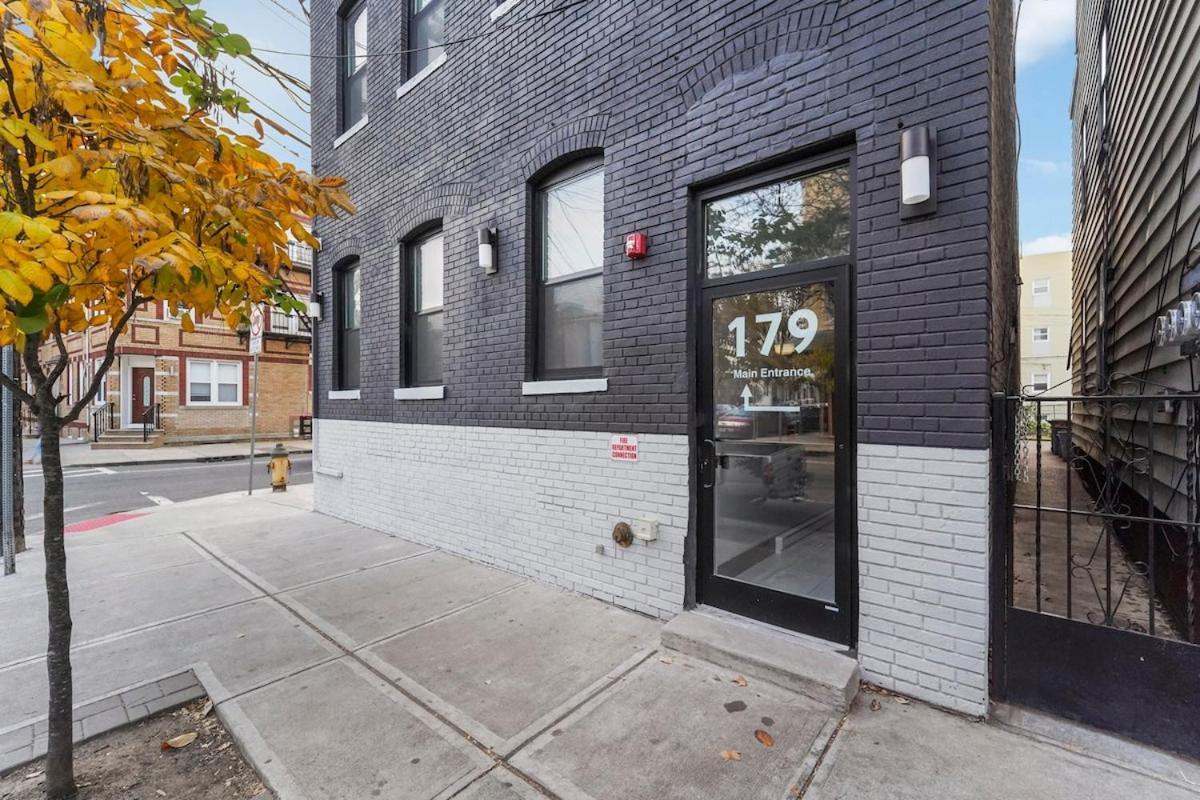 4 Near Downtown Apartment *