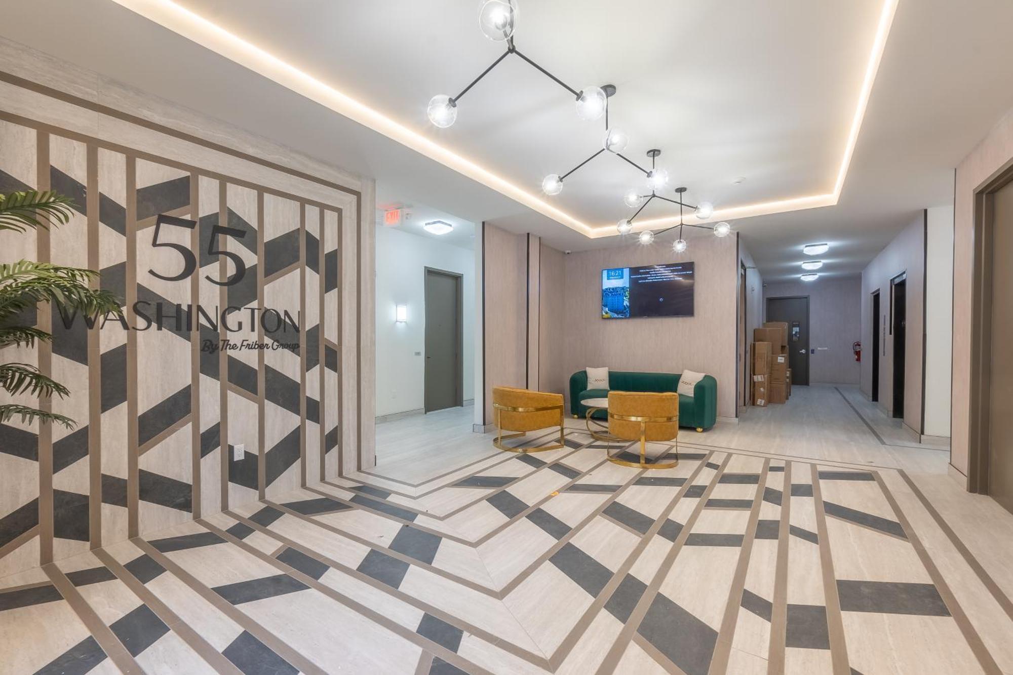 Bright And Bold Escape With Nyc Views And Free Parking, Sleeps 9 And 2 Baths Apartment