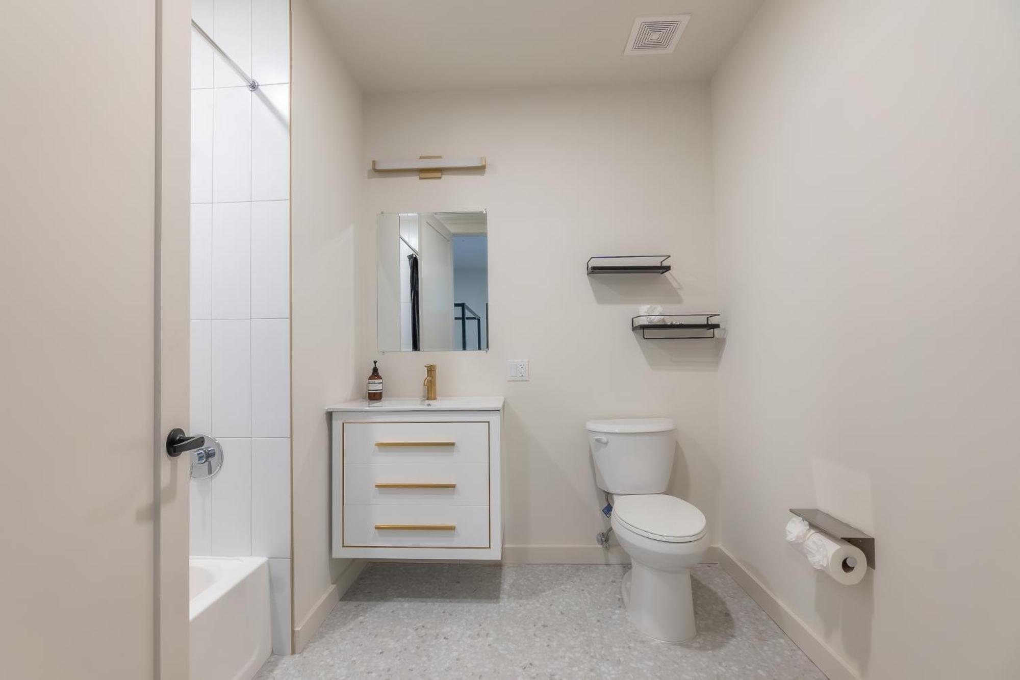 Rosy Retreat With Nyc Views By The Train, Free Parking, 3 Beds, 20 Percent Off 7 Days