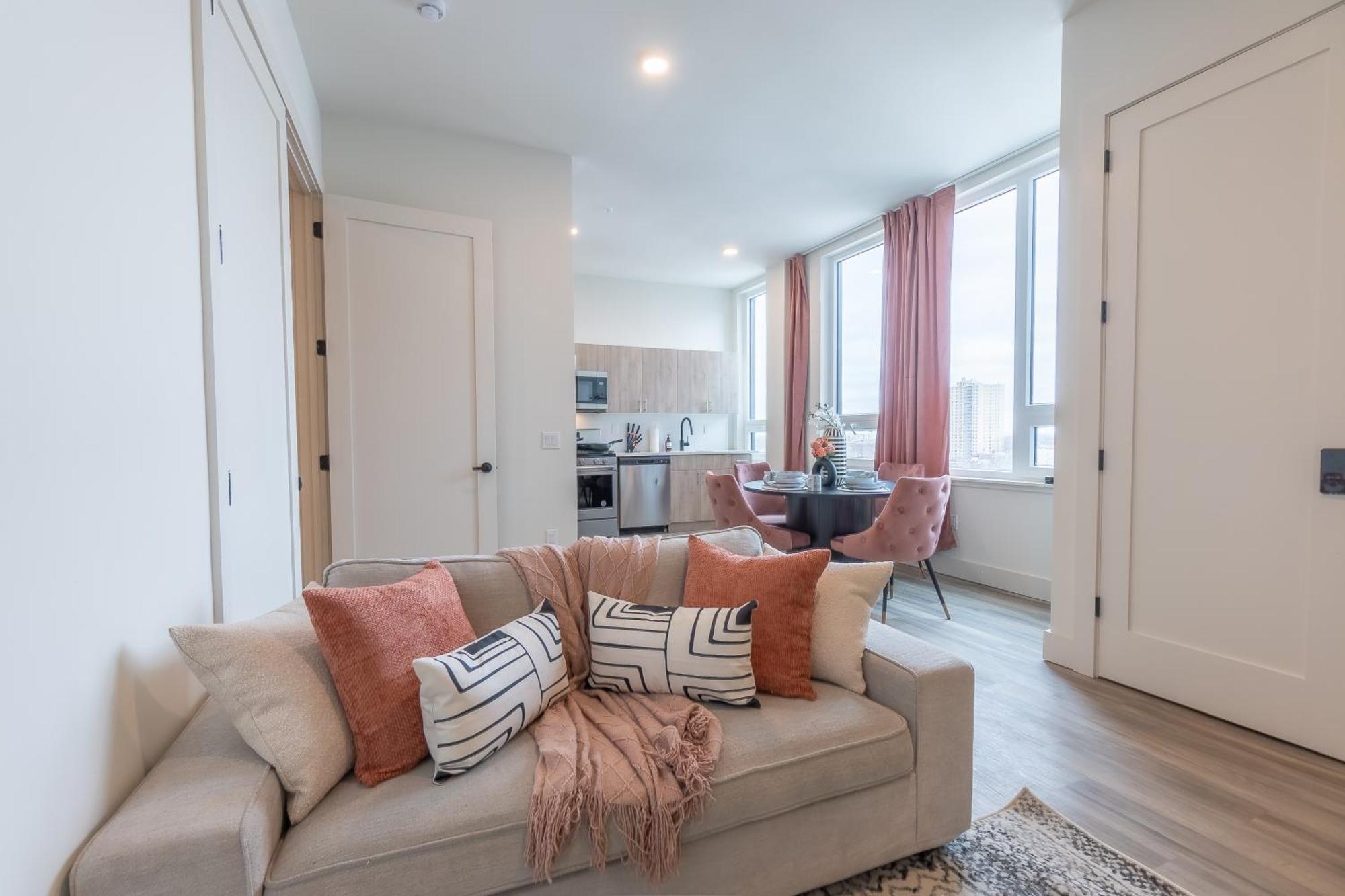 Apartment Rosy Retreat With Nyc Views By The Train, Free Parking, 3 Beds, 20 Percent Off 7 Days