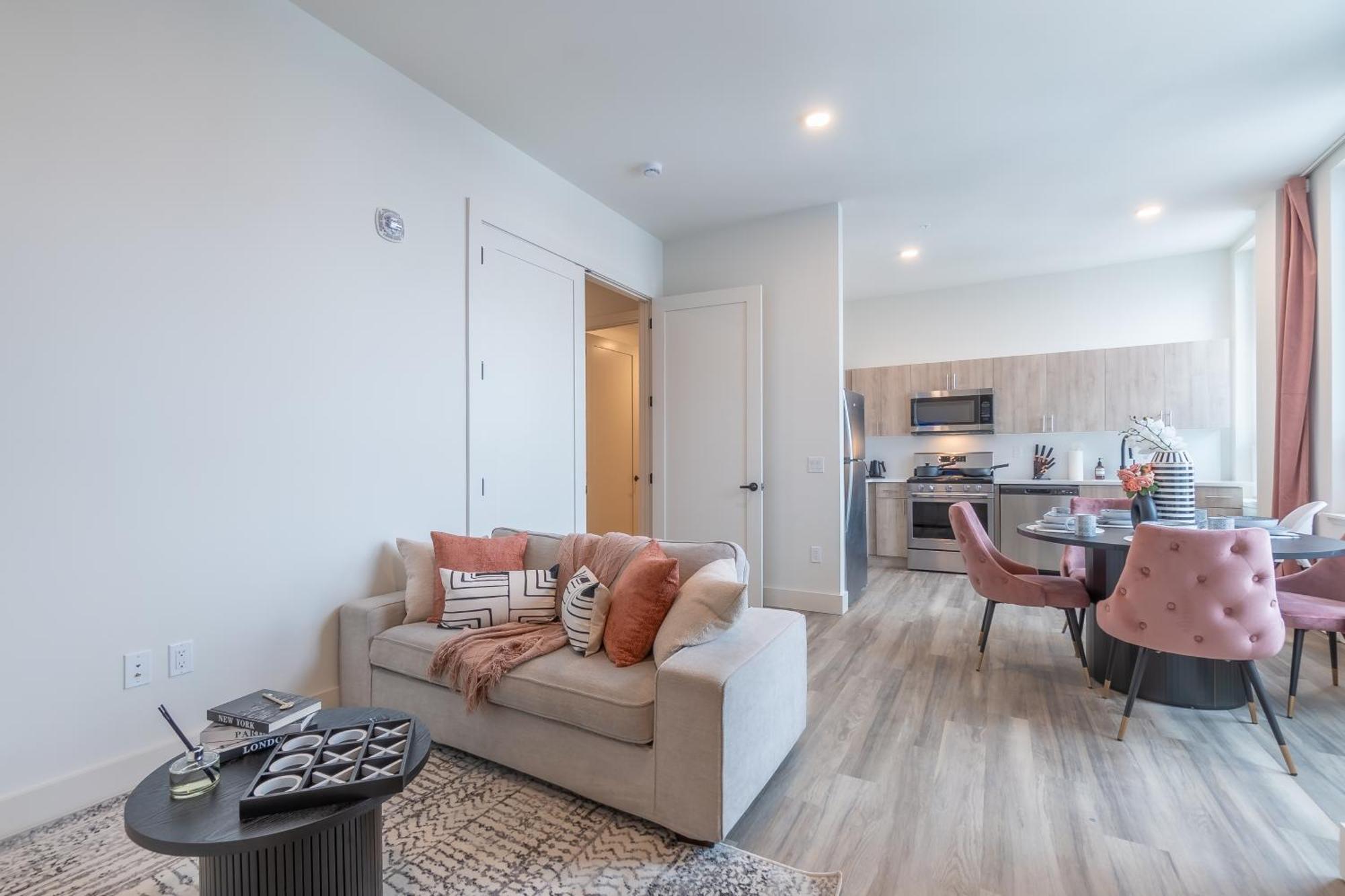 Rosy Retreat With Nyc Views By The Train, Free Parking, 3 Beds, 20 Percent Off 7 Days Newark
